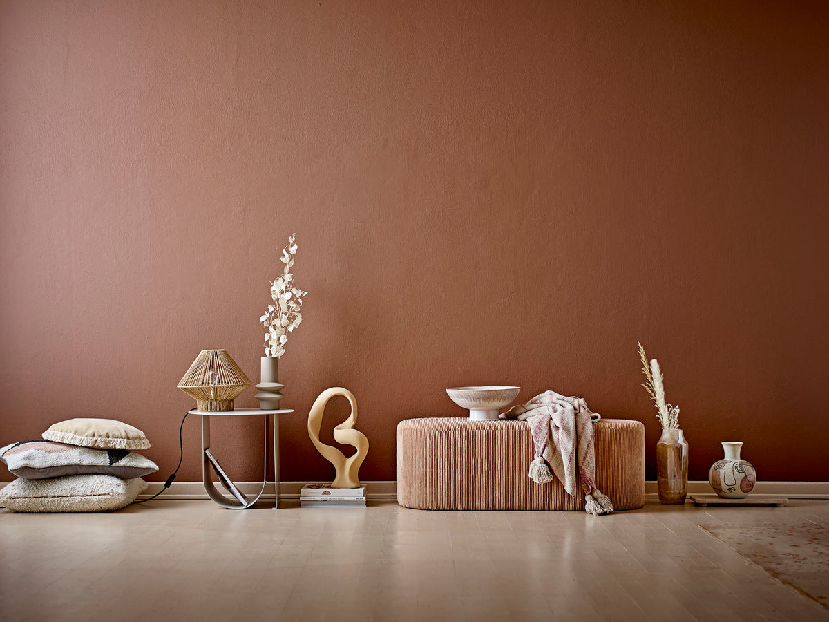 Runder Beistelltisch Cher von Bloomingville aus pulverbeschichtetem Eisen in Beige mit geschwungenen Beinen in U-Form, Durchmesser 43 cm.