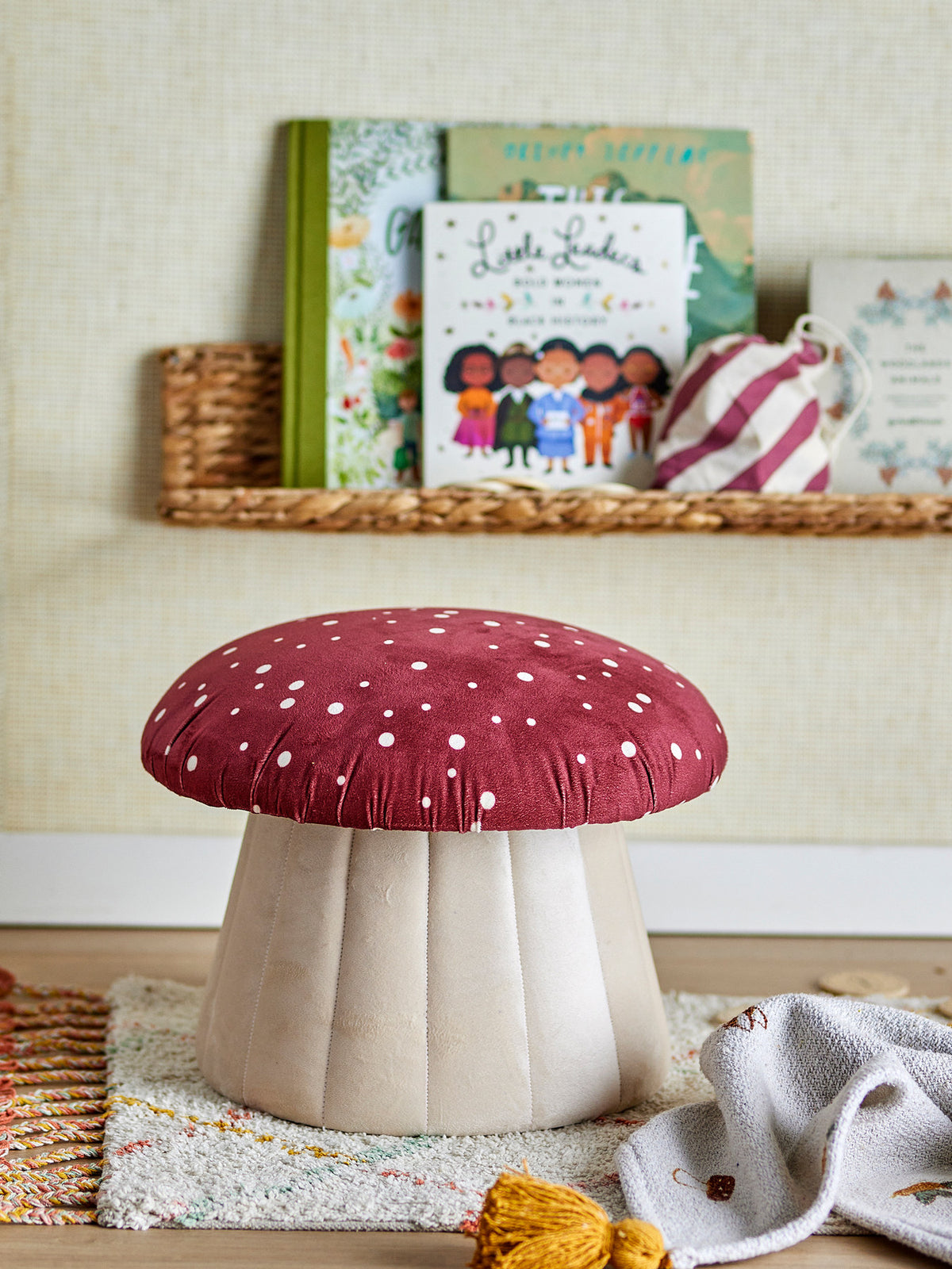 Lue Pouf, Rot, Polyester in Red präsentiert im Onlineshop von KAQTU Design AG. Pouf ist von Bloomingville Mini