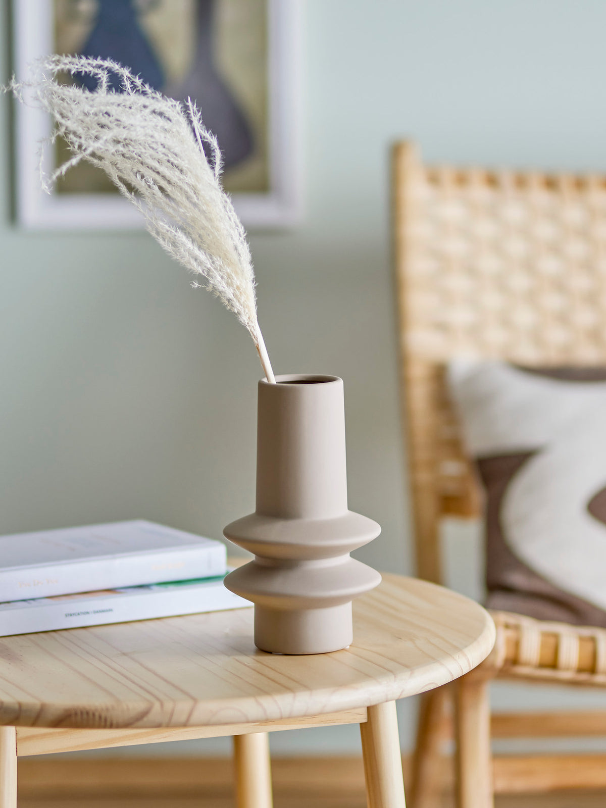Weisse Isold Vase aus Steingut von Bloomingville mit matter Glasur und abgestufter, skulpturaler Form mit zwei breiten Bändern in der Mitte.