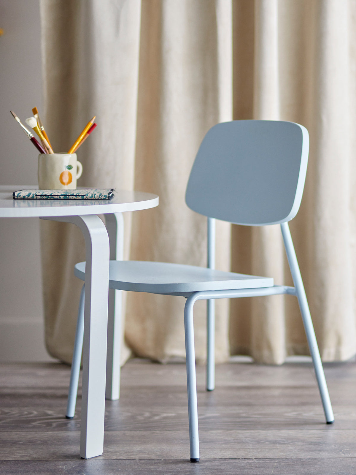 Gugga Stuhl, Grau, Sperrholz in Grey präsentiert im Onlineshop von KAQTU Design AG. Stuhl ist von Bloomingville Mini