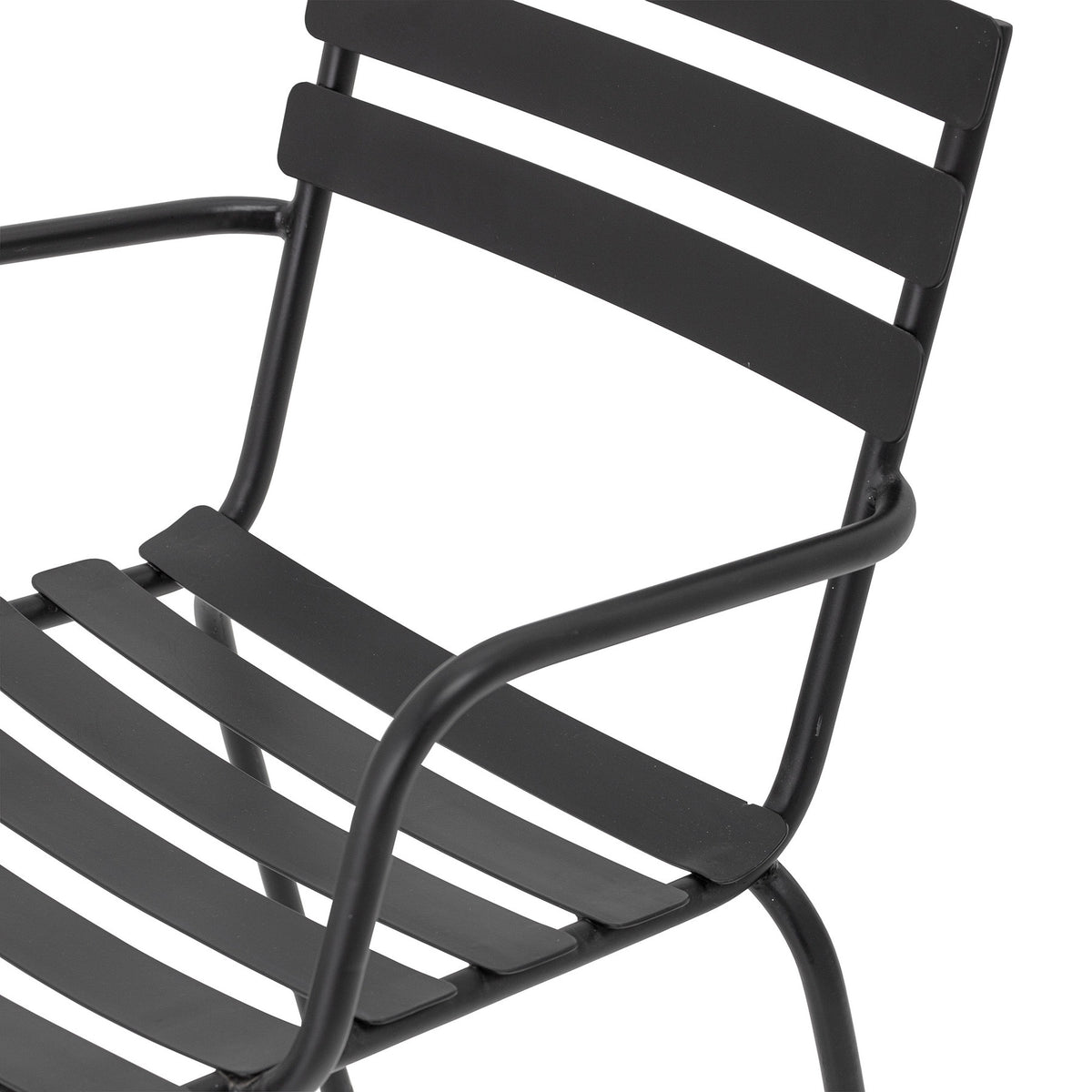Monsi Esszimmerstuhl, Schwarz, Verzinktes Eisen in Schwarz präsentiert im Onlineshop von KAQTU Design AG. Gartenstuhl mit Armlehnen ist von Bloomingville