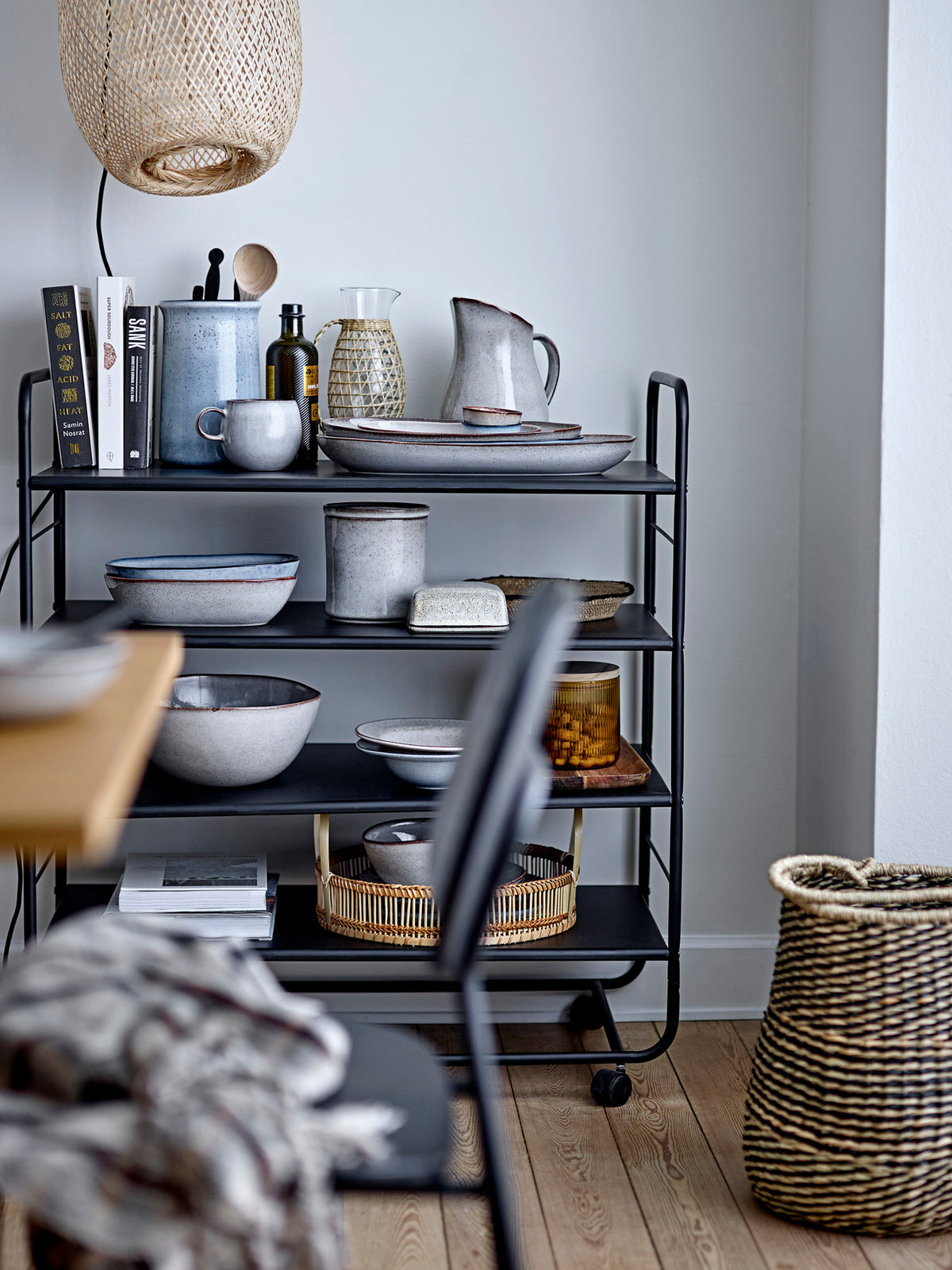 Monza Esszimmerstuhl, Schwarz, Sperrholz in Black präsentiert im Onlineshop von KAQTU Design AG. Stuhl ist von Bloomingville
