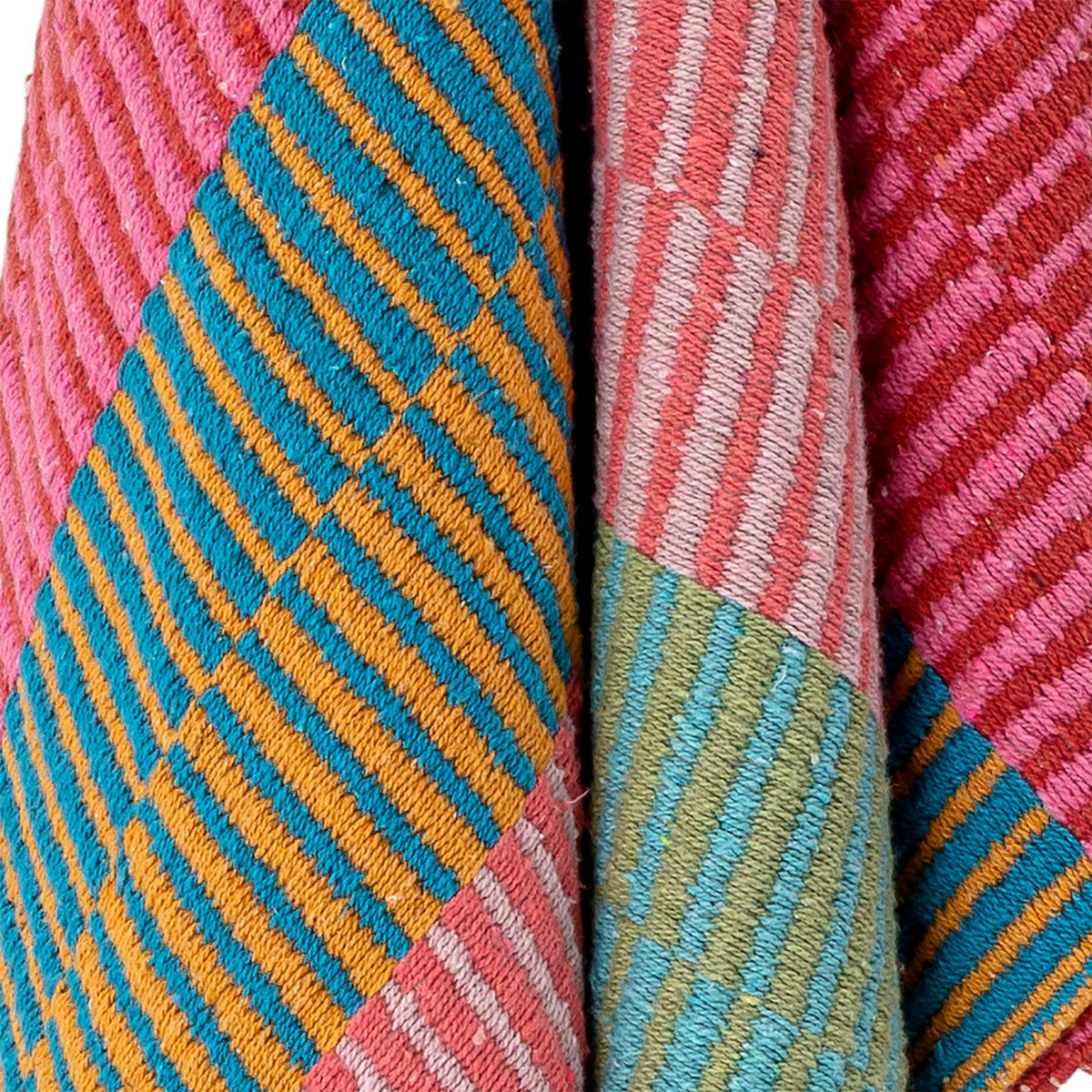 Bunte Wolldecke Isnel von Creative Collection aus Mischfasern, geflochtene Oberfläche, garngefärbtes Muster im Boho Chic Stil, 160x130 cm.