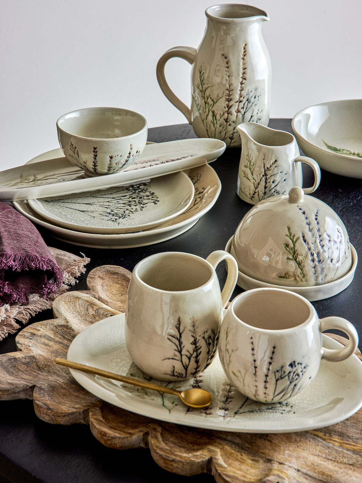 Weisse Tasse Bea aus Steingut mit zartem Blumenmuster und feiner Krakeleeglasur