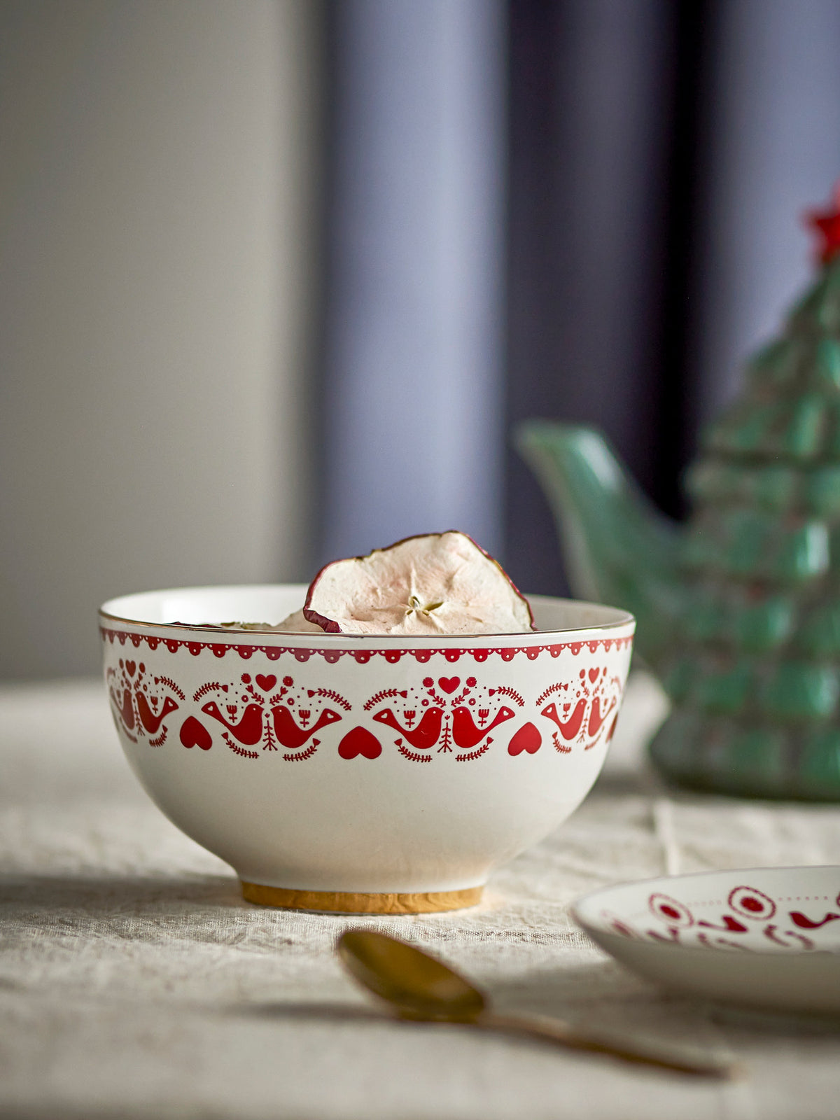 Jolly Schale, Rot, Steingut in Rot präsentiert im Onlineshop von KAQTU Design AG. Schale ist von Bloomingville