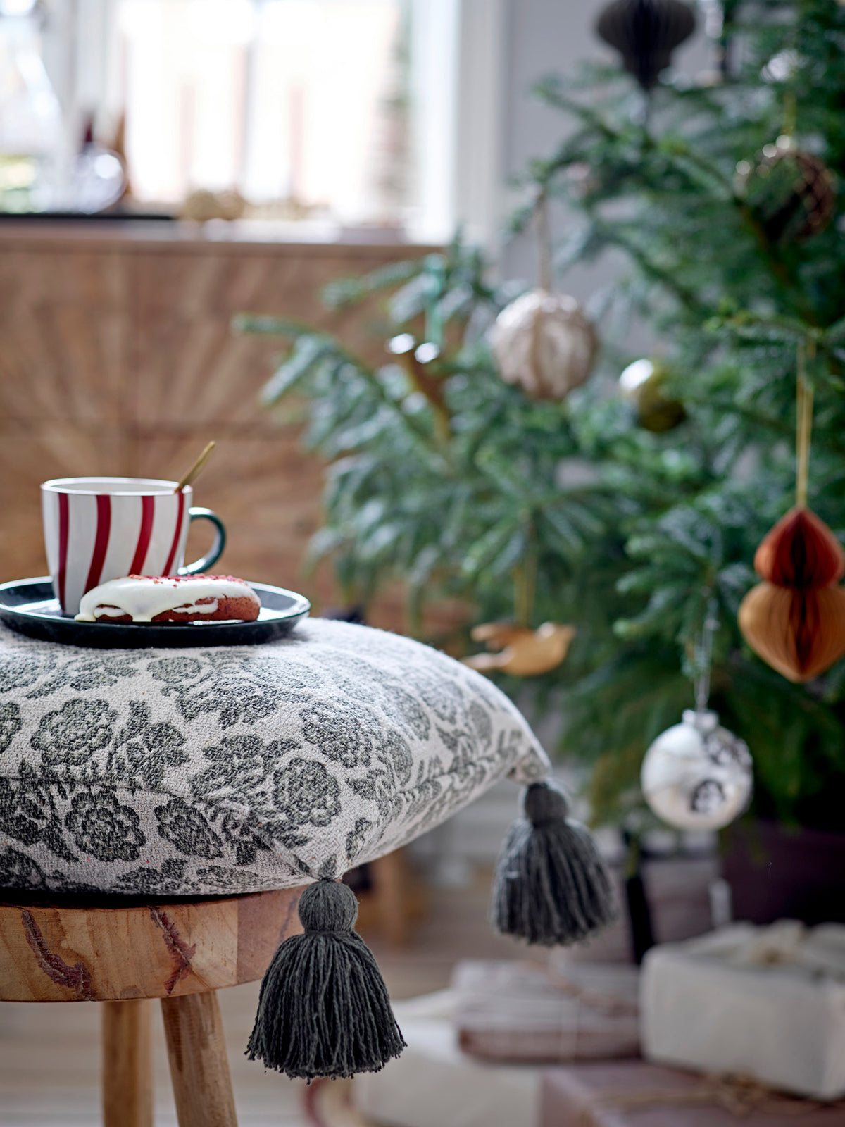 Jolly Becher, Rot, Steingut in Red präsentiert im Onlineshop von KAQTU Design AG. Tasse ist von Bloomingville