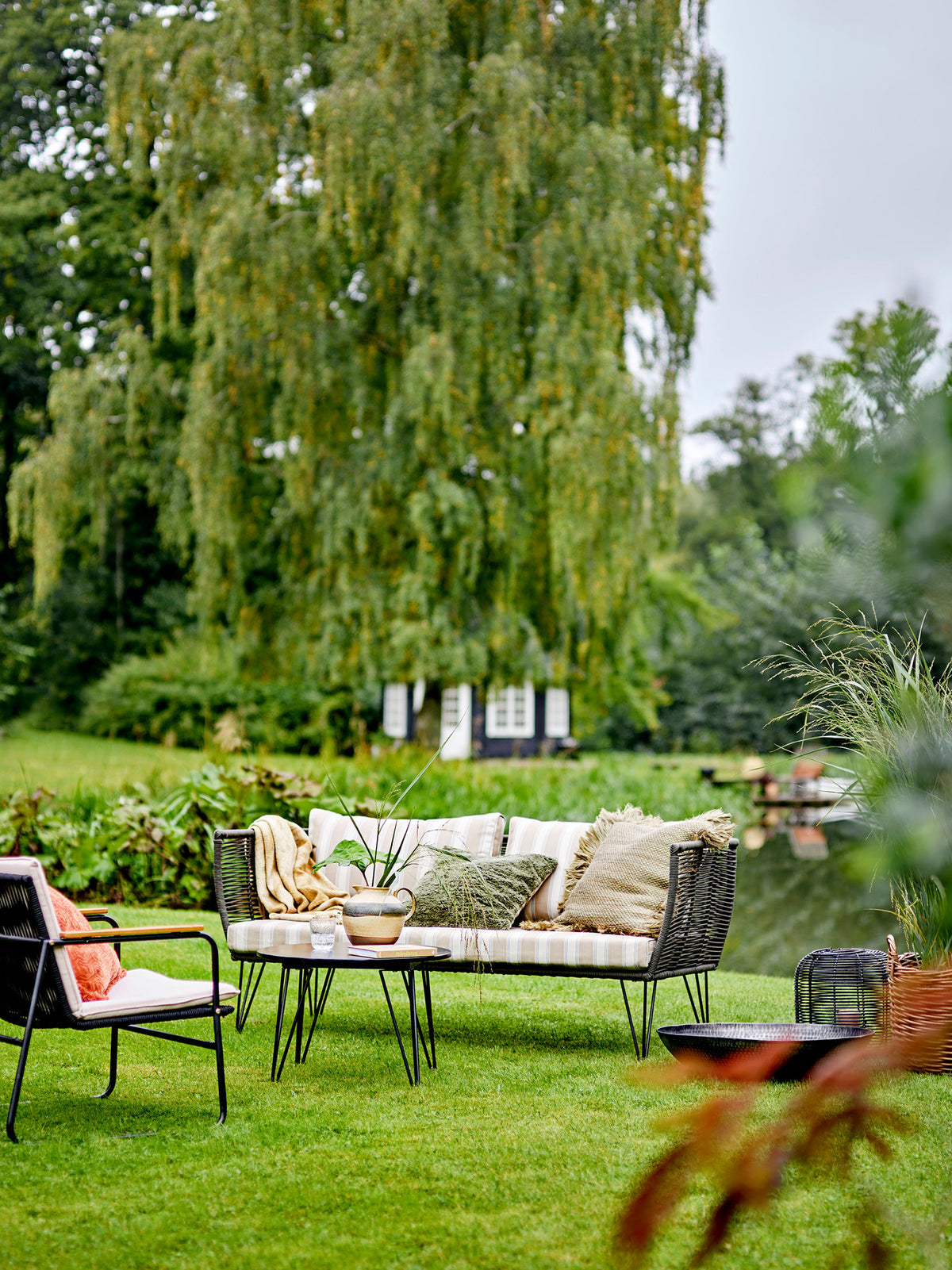 Mundo Sofa, Grün, Metall in Grün präsentiert im Onlineshop von KAQTU Design AG. Lounge Sofa ist von Bloomingville