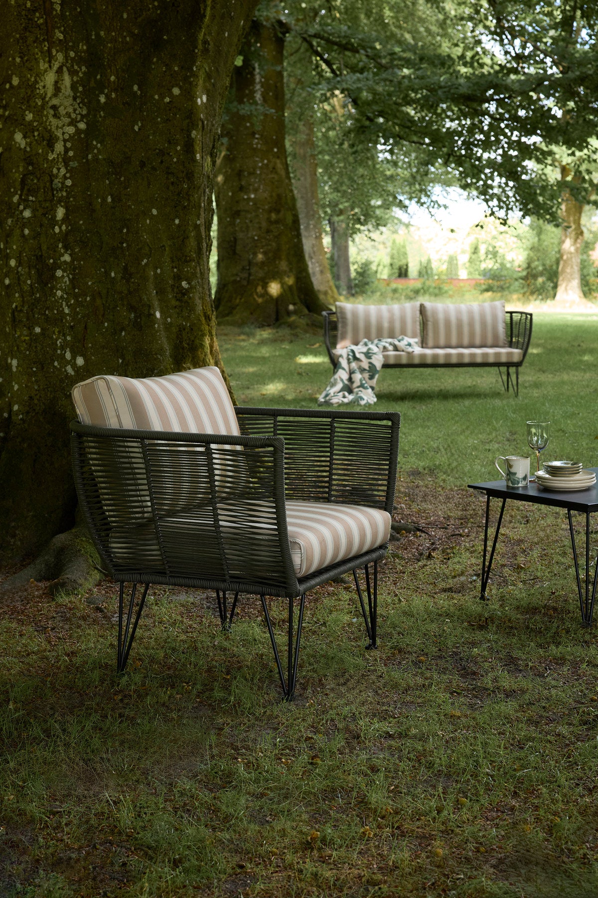 Mundo Sofa, Grün, Metall in Grün präsentiert im Onlineshop von KAQTU Design AG. Lounge Sofa ist von Bloomingville