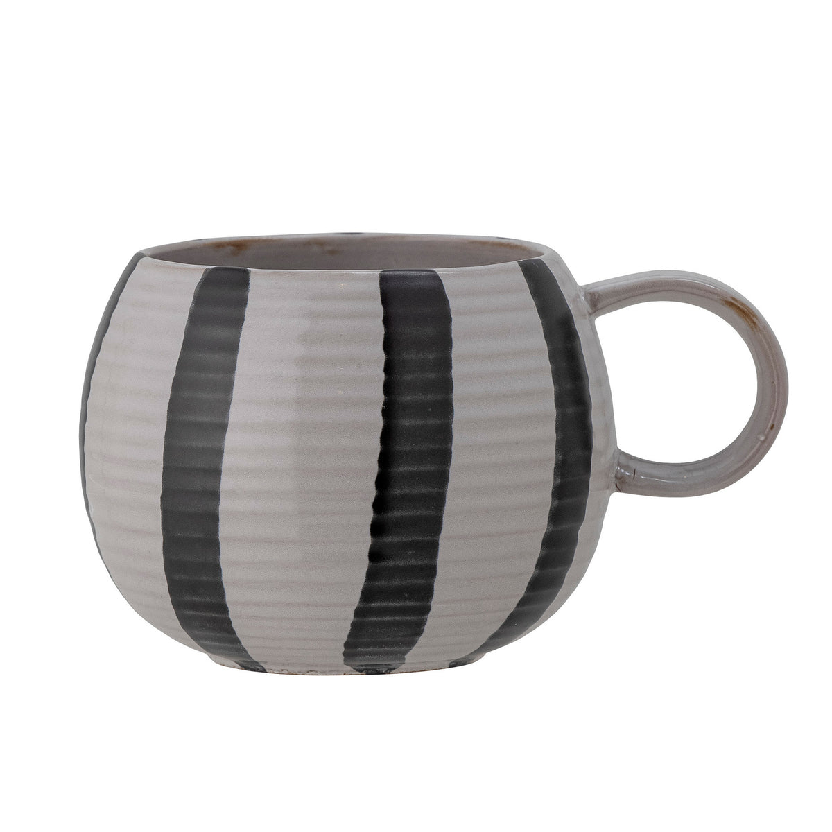 Serina Becher, Schwarz, Steingut in Black präsentiert im Onlineshop von KAQTU Design AG. Tasse ist von Bloomingville