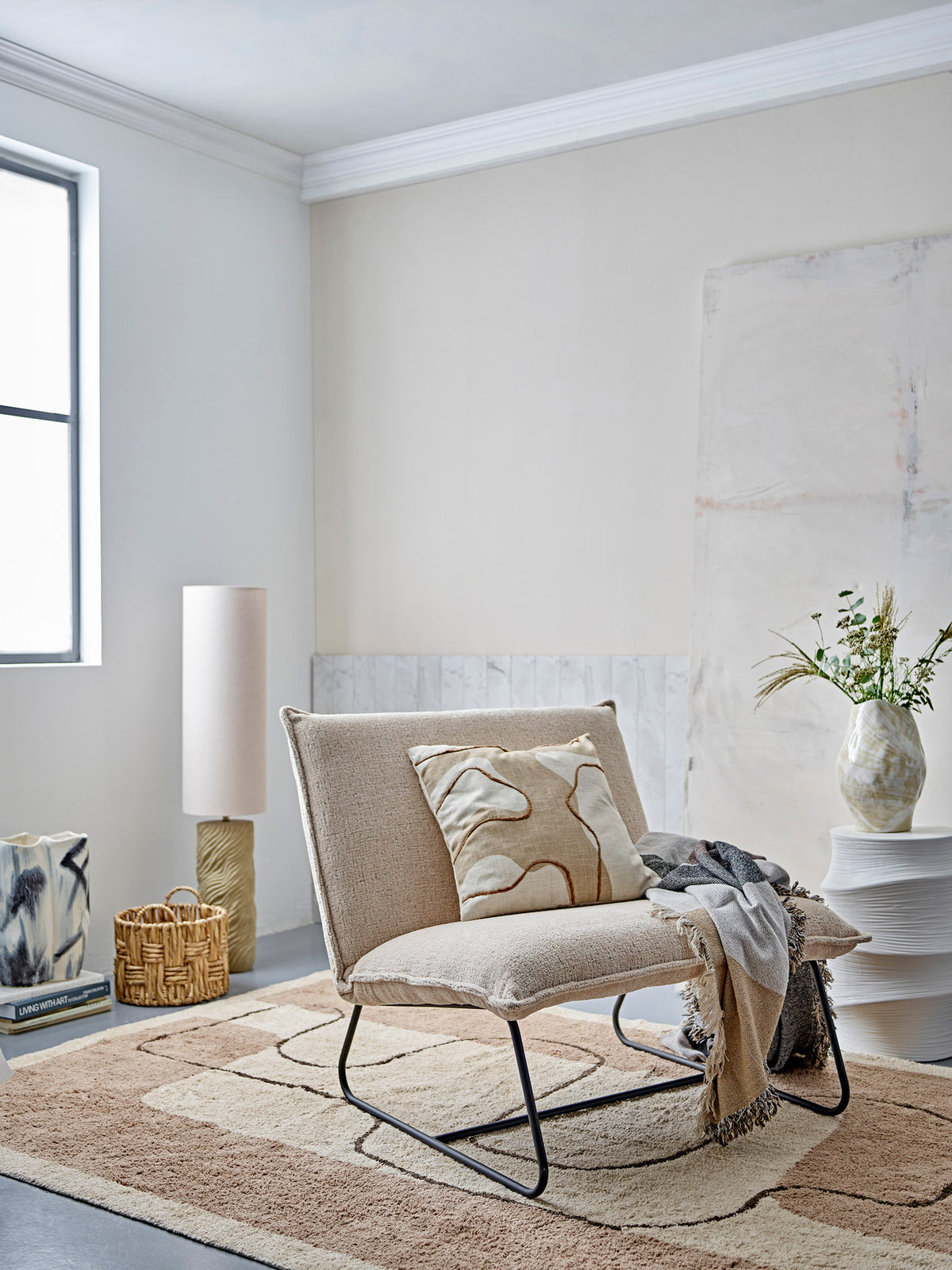 Stehlampe Payah in Beige von Bloomingville mit Fuss aus strukturiertem Steingut, Gestell aus Eisen und rundem Lampenschirm aus Polyester.