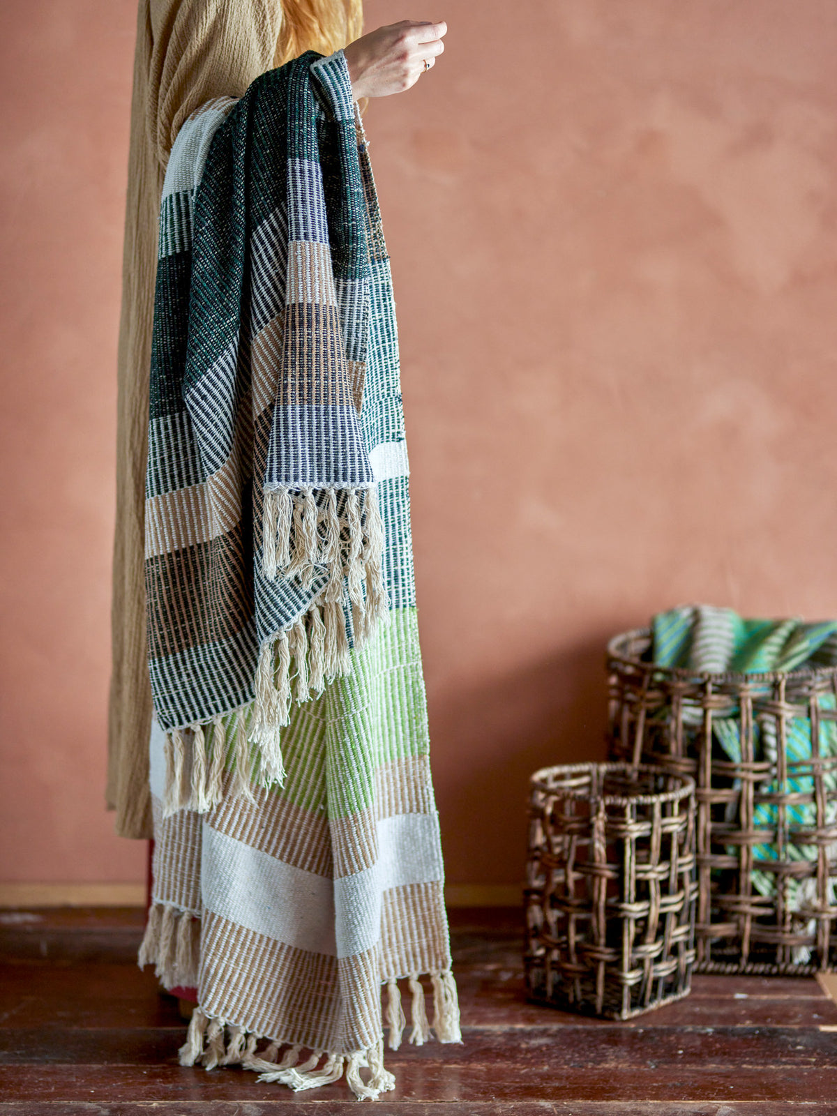 Bunte Wolldecke Isnel von Creative Collection aus Mischfasern, geflochtene Oberfläche, garngefärbtes Muster im Boho Chic Stil, 160x130 cm.