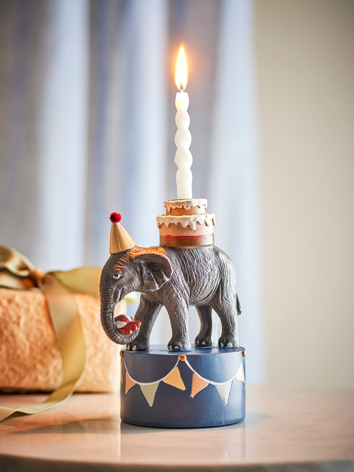 Flor Kerzenhalter, Grau, Polyresin in Grey präsentiert im Onlineshop von KAQTU Design AG. Kerzenständer ist von Bloomingville Mini