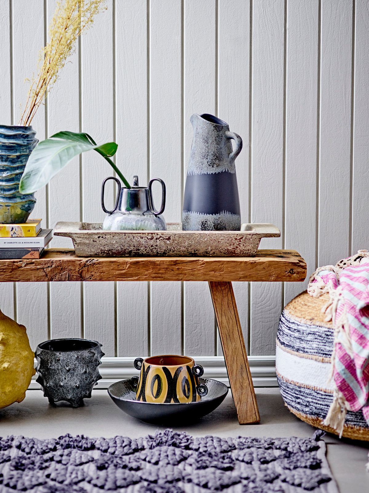 Khumo Vase, Schwarz, Steingut in Black präsentiert im Onlineshop von KAQTU Design AG. Vase ist von Creative Collection