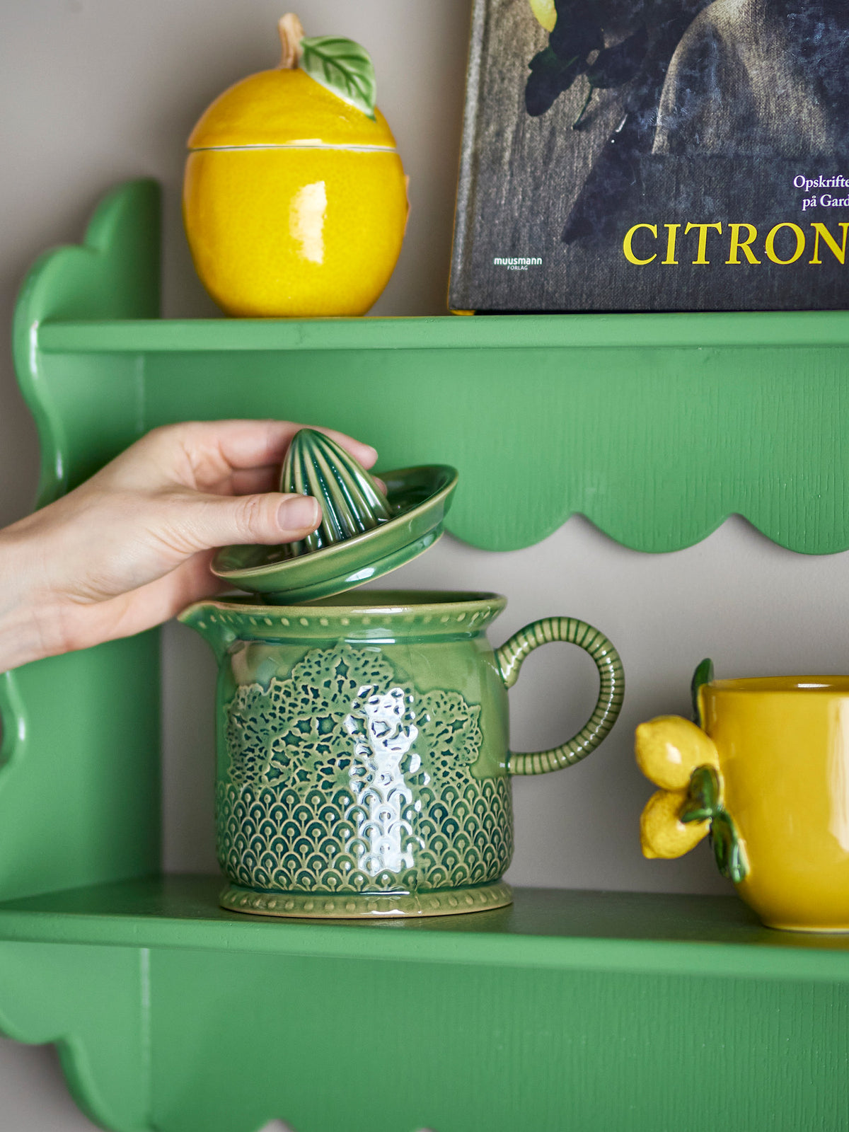 Liselu Zitronensaftpresse, Grün, Steingut in Green präsentiert im Onlineshop von KAQTU Design AG. Zitronenpresse ist von Creative Collection
