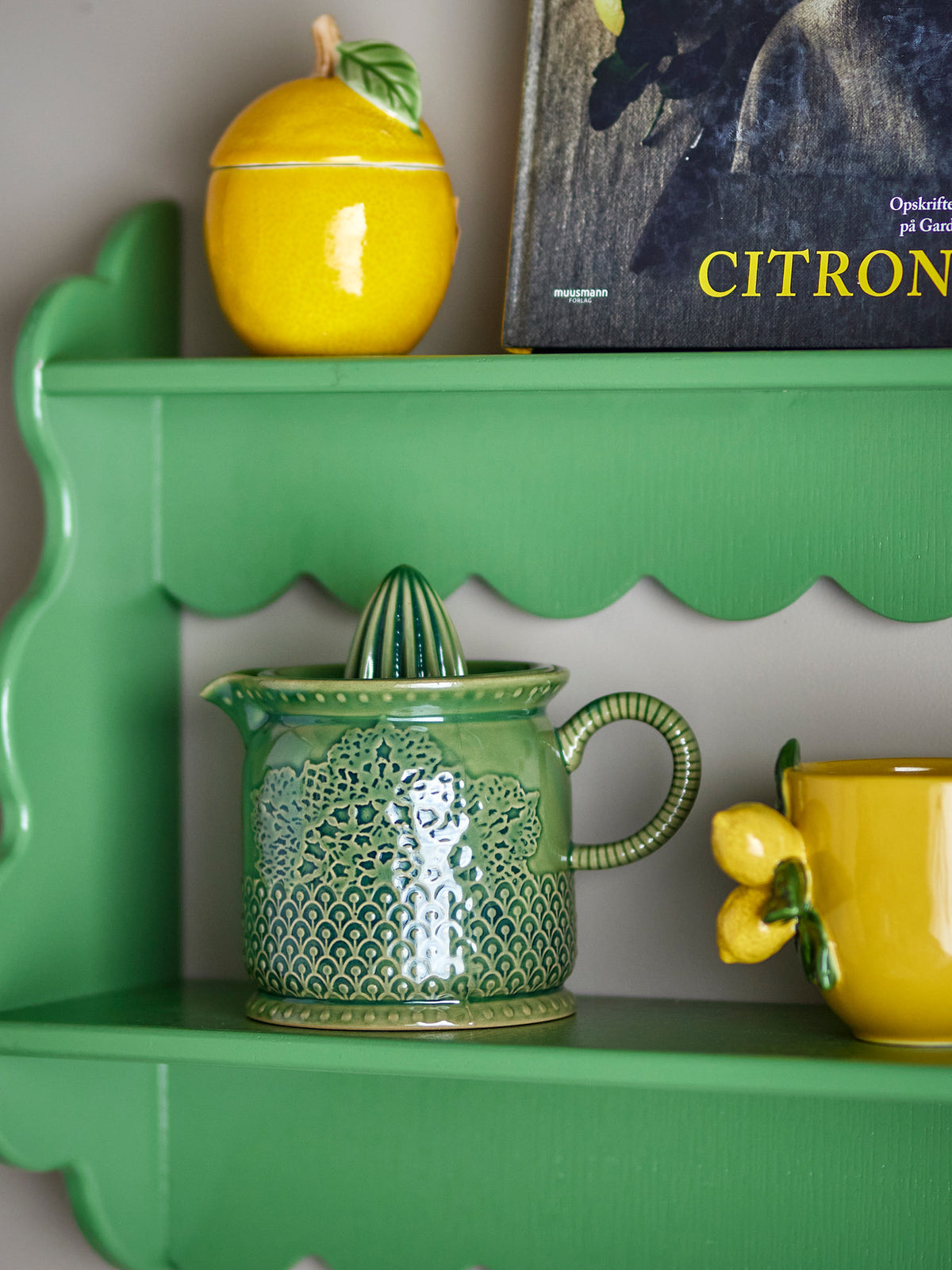 Liselu Zitronensaftpresse, Grün, Steingut in Green präsentiert im Onlineshop von KAQTU Design AG. Zitronenpresse ist von Creative Collection