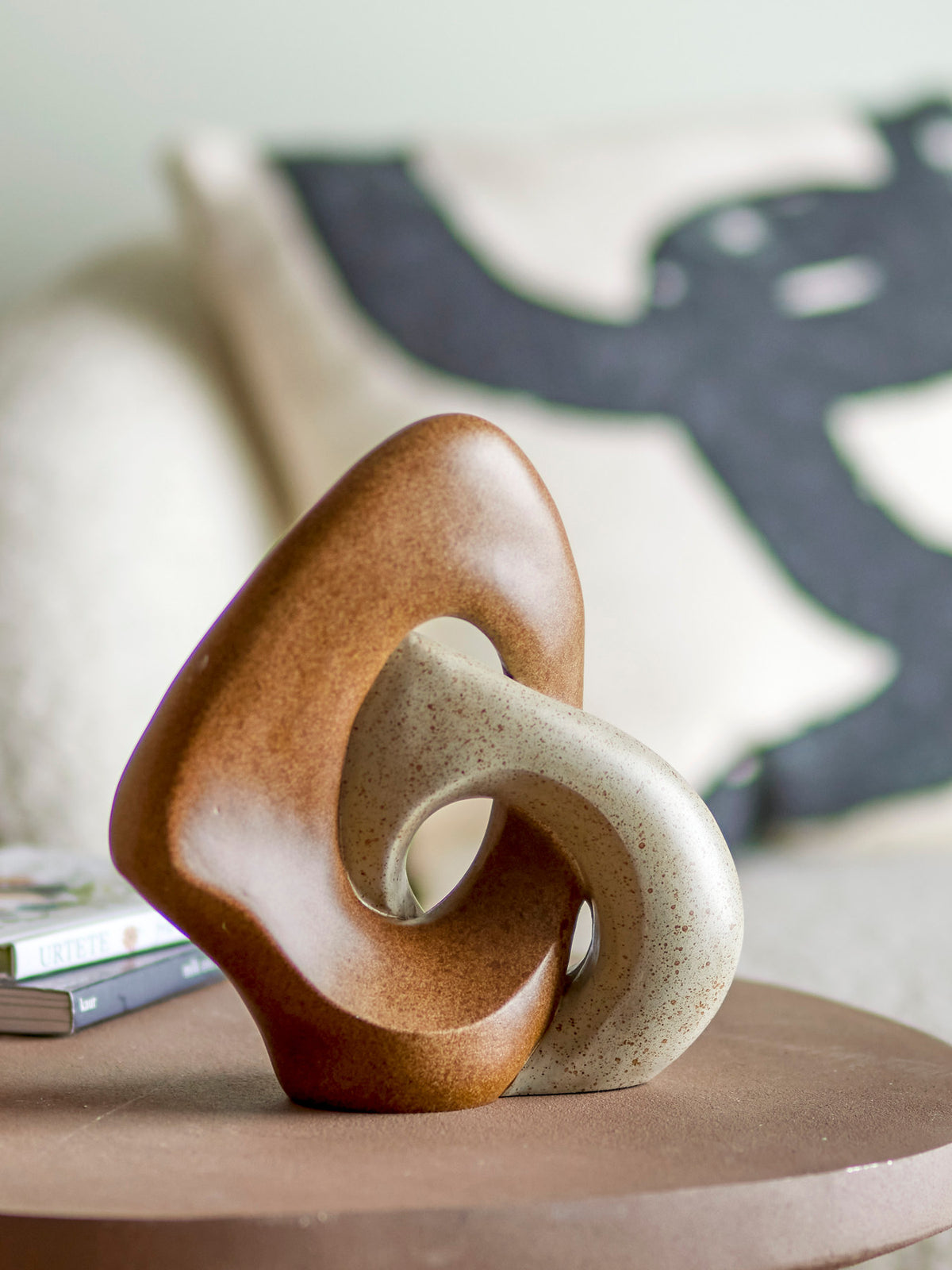 Esad Deko, Braun, Polyresin in Brown präsentiert im Onlineshop von KAQTU Design AG. Kunstgegenstände ist von Bloomingville