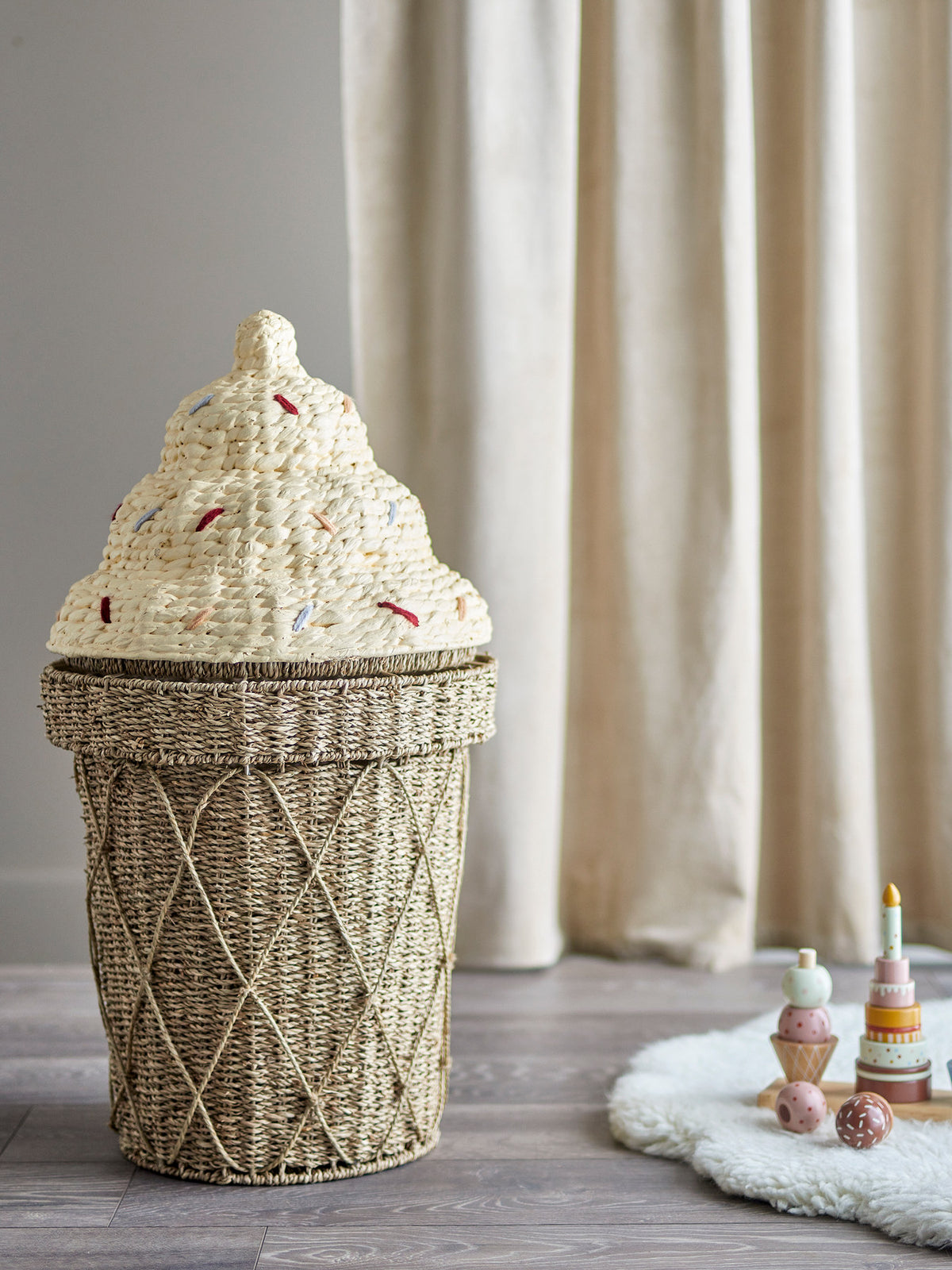 Cillie Korb mit Deckel, Natur, Wasserhyazinthe in Natur präsentiert im Onlineshop von KAQTU Design AG. Aufbewährungskörbe ist von Bloomingville Mini