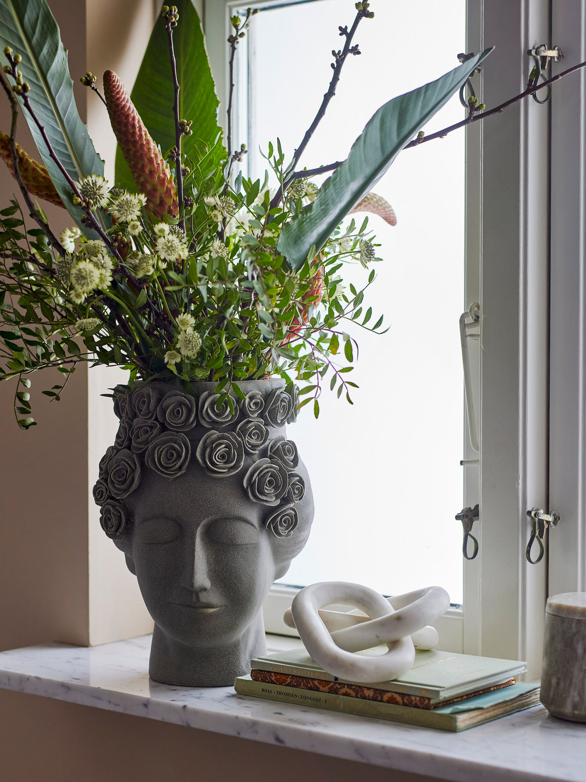 Akira Vase, Grau, Steingut in Grey präsentiert im Onlineshop von KAQTU Design AG. Vase ist von Bloomingville