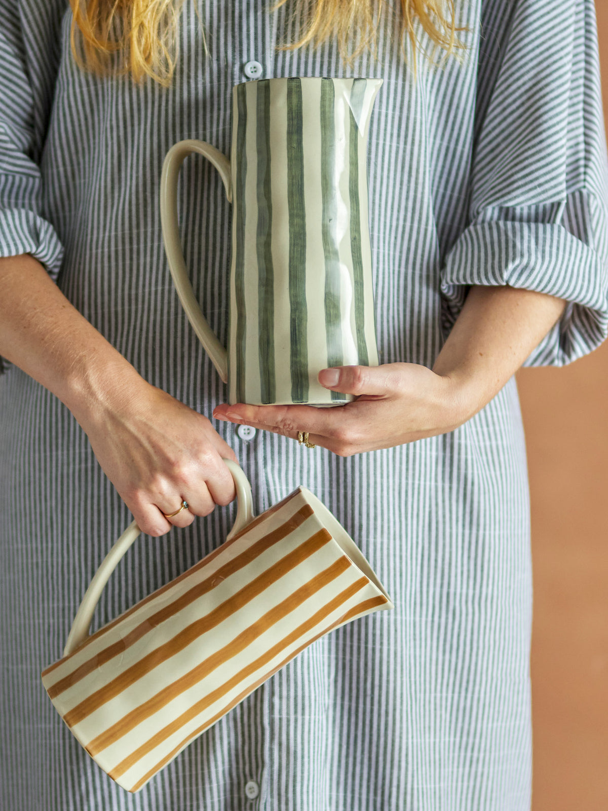 Begonia Krug, Braun, Steingut in Brown präsentiert im Onlineshop von KAQTU Design AG. Kanne ist von Creative Collection