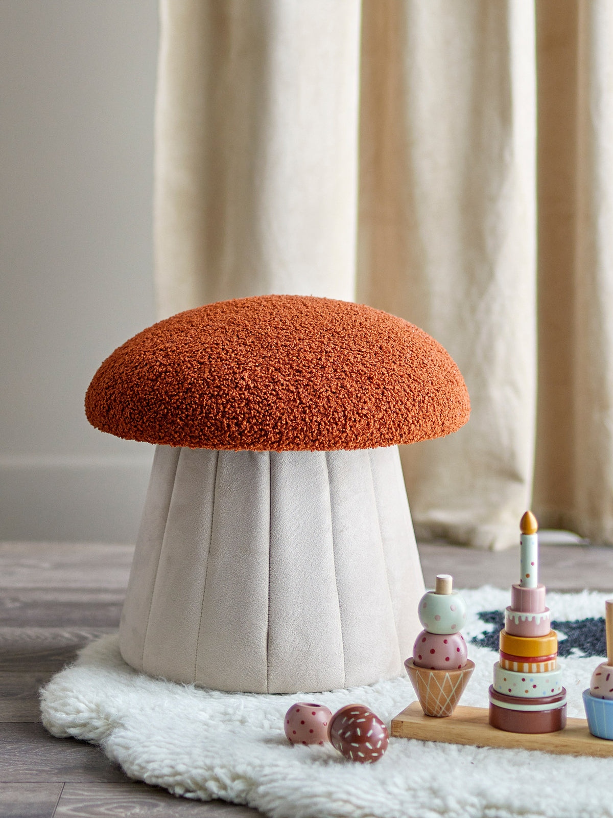 Bertil Pouf, Rot, Polyester in Red präsentiert im Onlineshop von KAQTU Design AG. Pouf ist von Bloomingville Mini