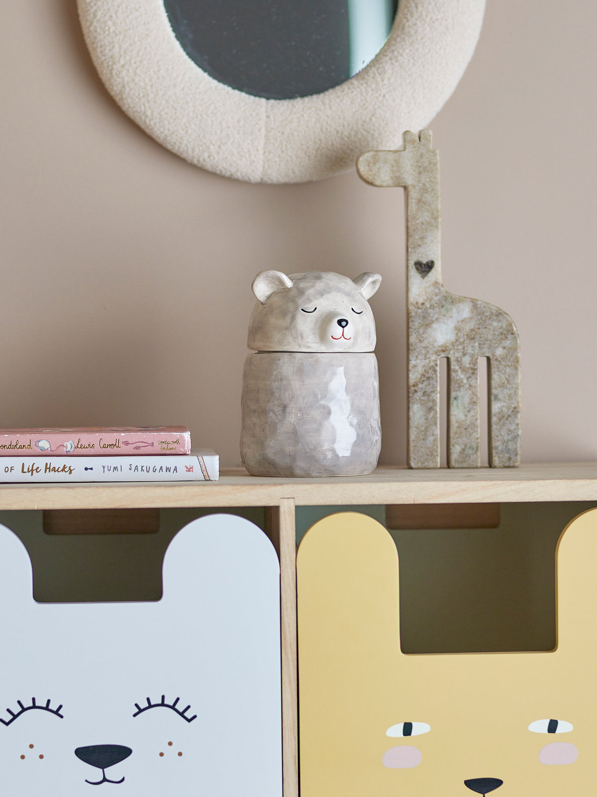 Puk Gefäss mit Deckel, Grau, Steingut in Grau präsentiert im Onlineshop von KAQTU Design AG. Wasserkrüge ist von Bloomingville Mini