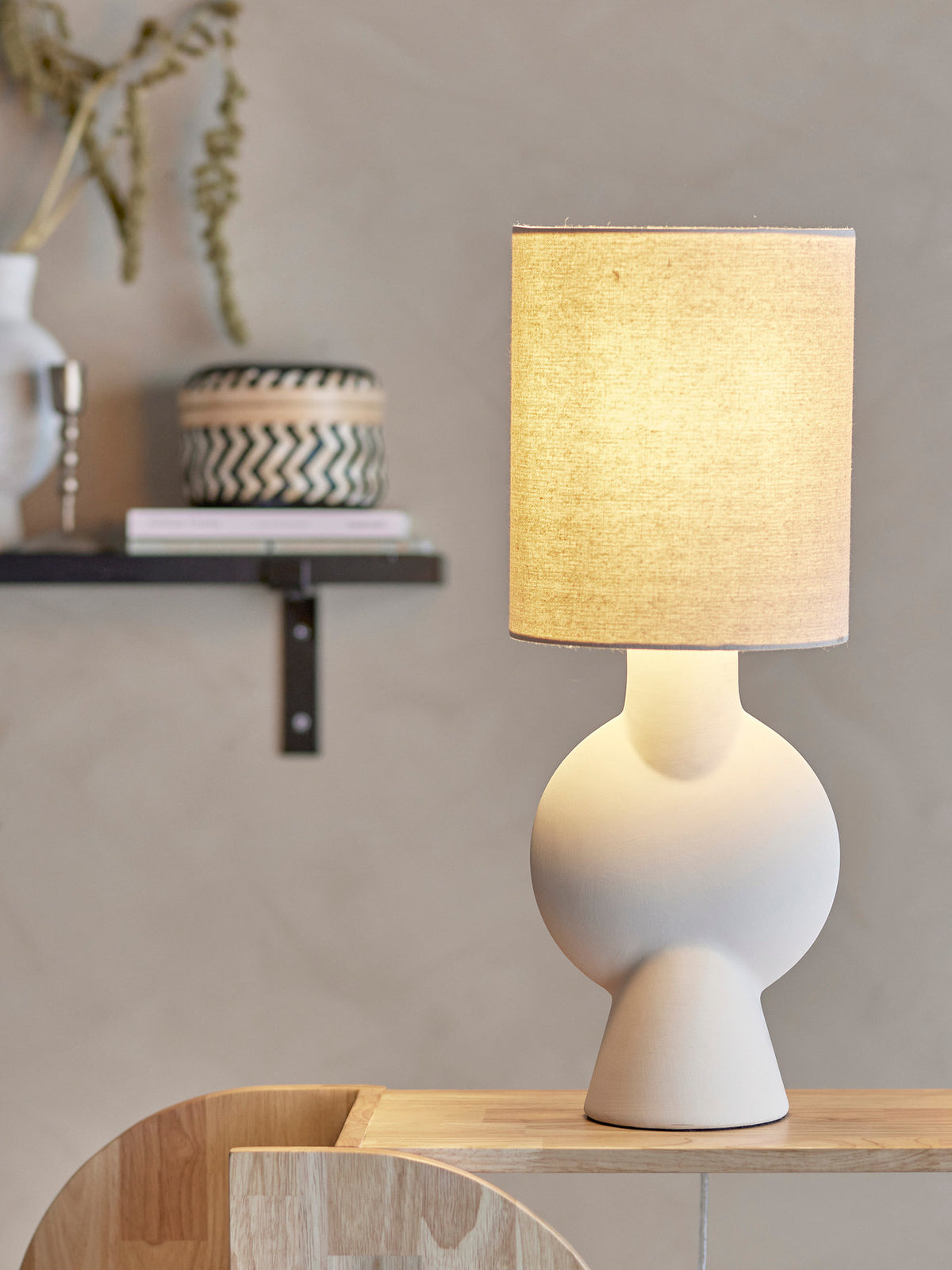 Weisse Tischlampe Sergio von Bloomingville aus Steingut mit rundem Fuss, schmalem Hals und Leinenschirm, Höhe 55 cm, Durchmesser 21 cm.