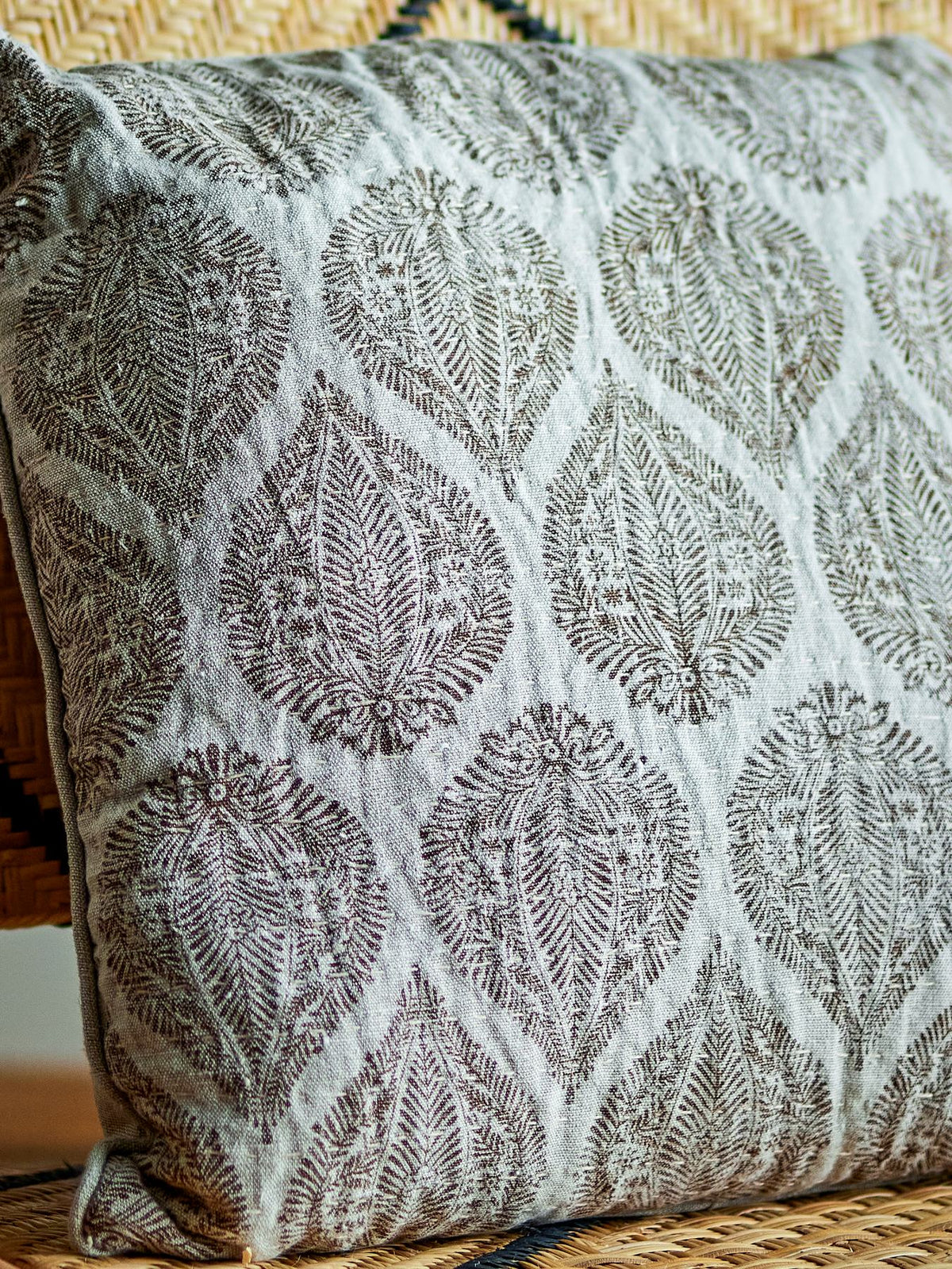 Cergy Kissen, Braun, Baumwolle in Brown präsentiert im Onlineshop von KAQTU Design AG. Deko Kissen ist von Creative Collection