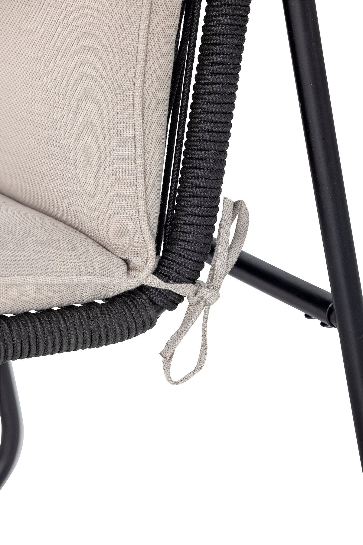 Hampton Loungesessel, Schwarz, Metall in Black präsentiert im Onlineshop von KAQTU Design AG. Outdoor-Sessel mit Armlehnen ist von Bloomingville