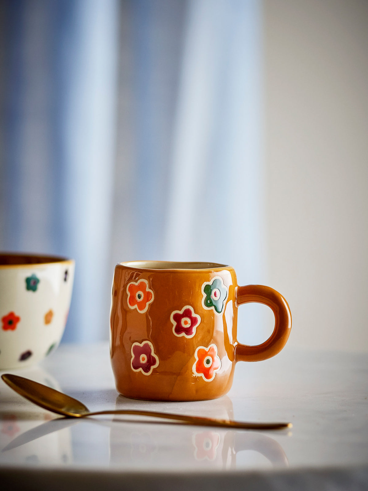 Addy Tasse, Braun, Steingut in Brown präsentiert im Onlineshop von KAQTU Design AG. Tasse ist von Bloomingville Mini