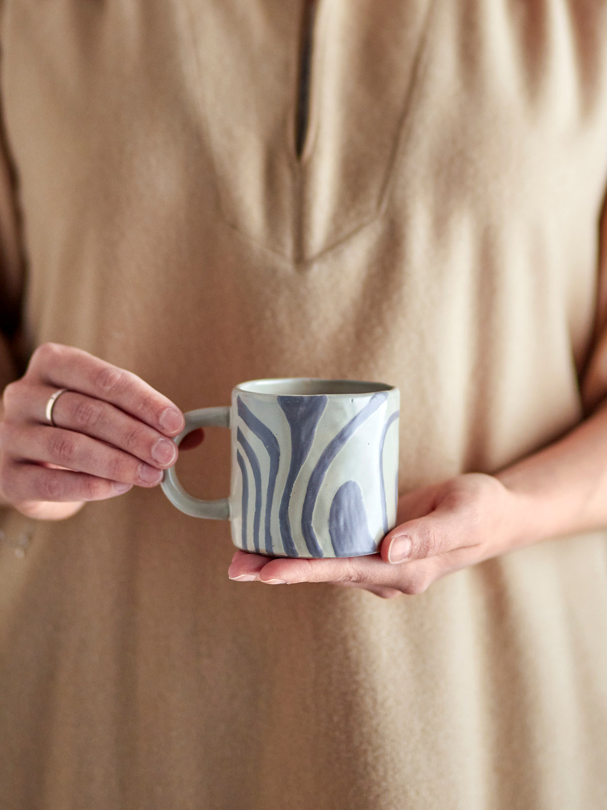 Ninka Becher, Grau, Steingut in Grey präsentiert im Onlineshop von KAQTU Design AG. Tasse ist von Bloomingville