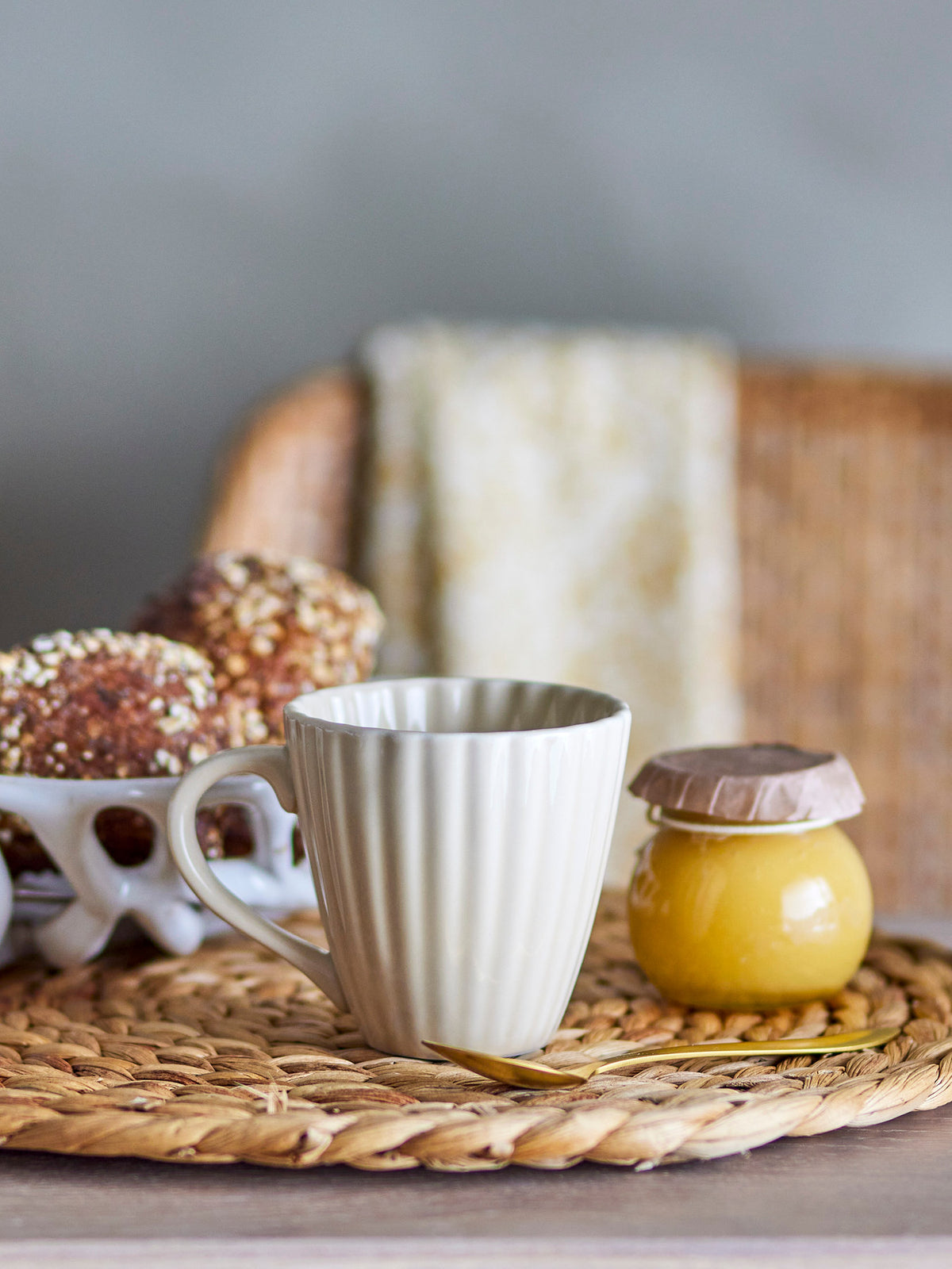 Beige Tasse aus Steingut mit massiver Glasur, Modell Latina von Bloomingville, klassische runde Form, Durchmesser und Höhe je 8.5 cm