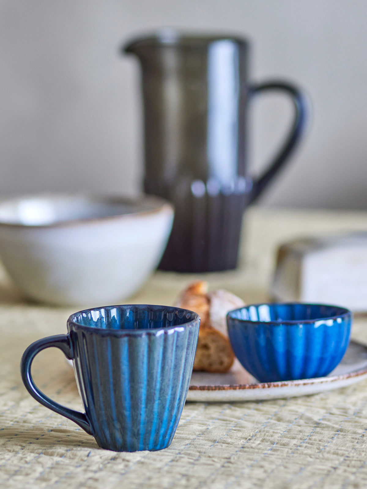 Latina Becher, Blue, Steingut in Blue präsentiert im Onlineshop von KAQTU Design AG. Tasse ist von Bloomingville