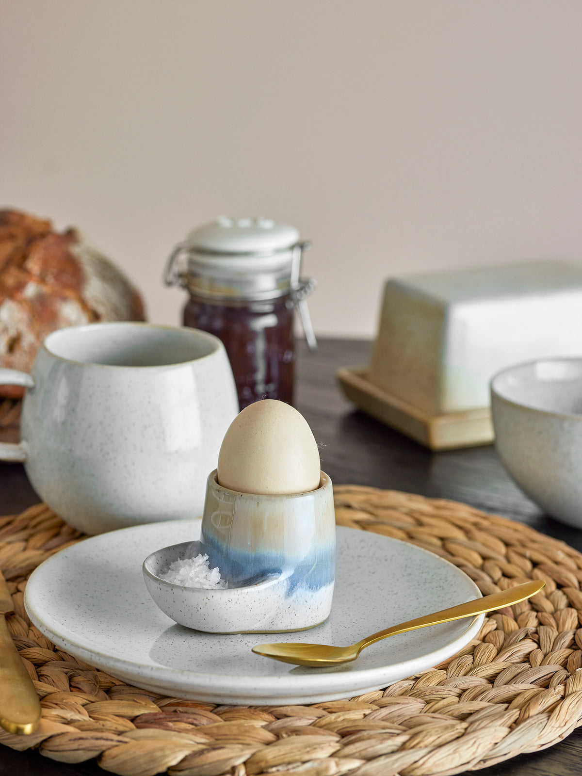 Piril Eierbecher, Braun, Steingut in Braun präsentiert im Onlineshop von KAQTU Design AG. Eierbecher ist von Bloomingville