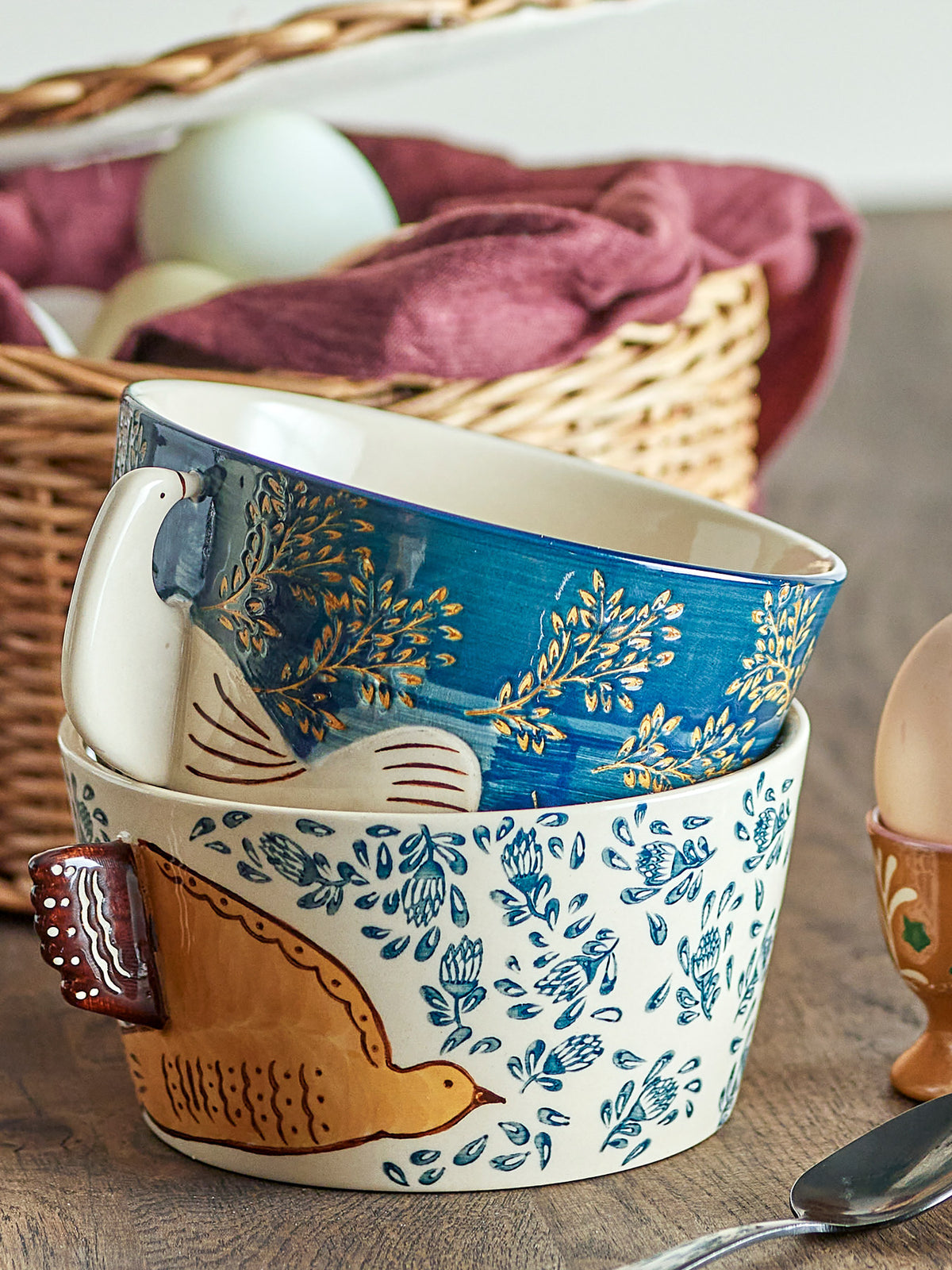 Runde Schale aus Steingut in Beige mit handverzierten Vogel- und Blumenmotiven in Blau- und Brauntönen, Modell Hezha von Bloomingville