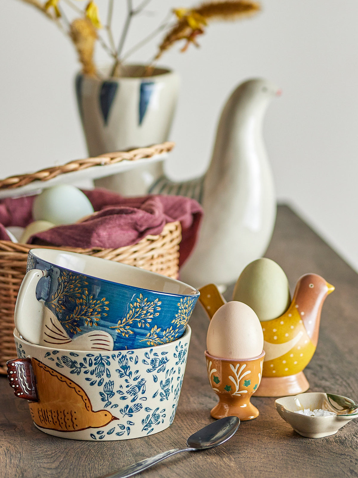 Runde Schale aus Steingut in Beige mit handverzierten Vogel- und Blumenmotiven in Blau- und Brauntönen, Modell Hezha von Bloomingville