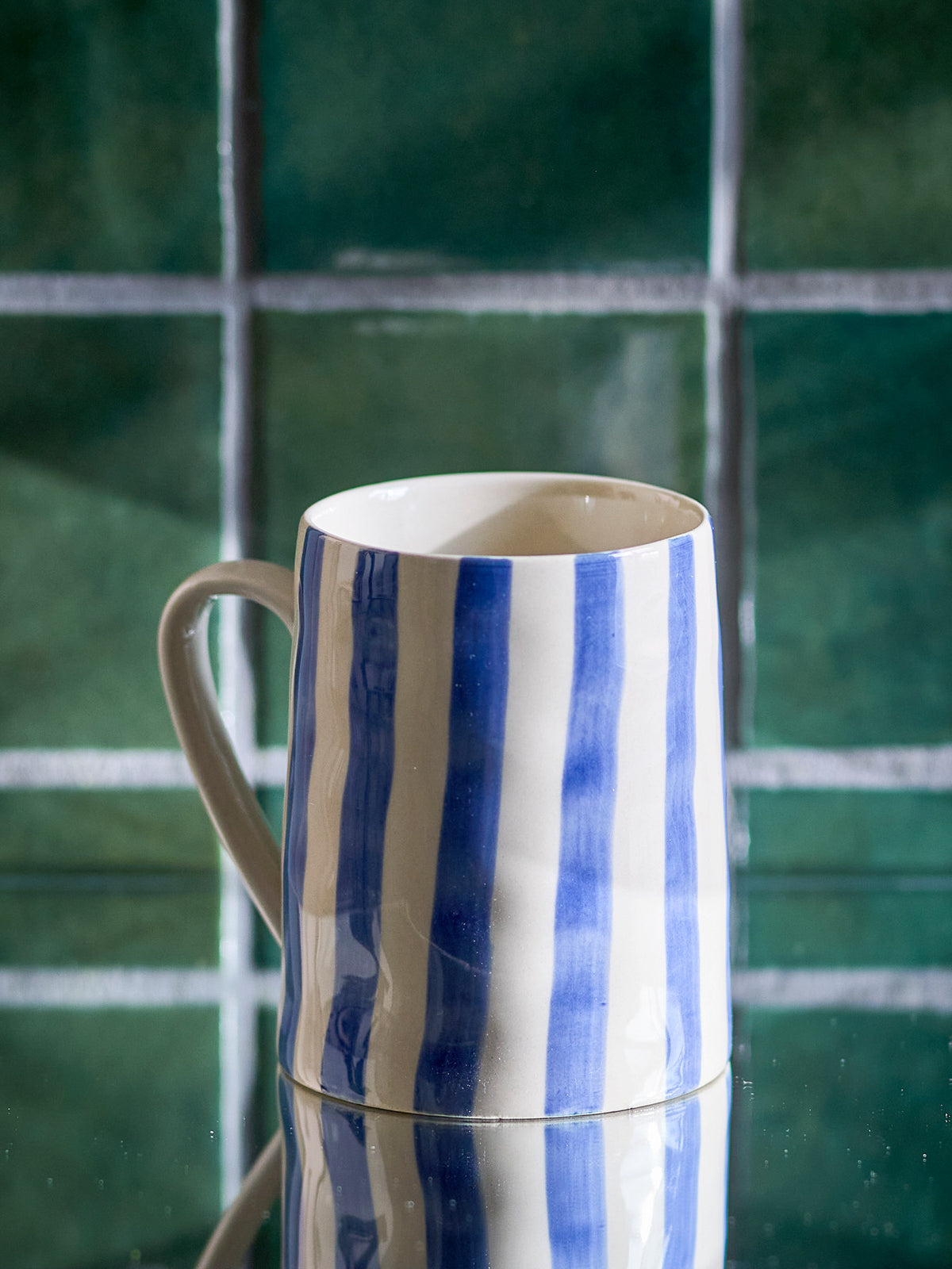 Begonia Becher, Blue, Steingut in Blau präsentiert im Onlineshop von KAQTU Design AG. Tasse ist von Creative Collection