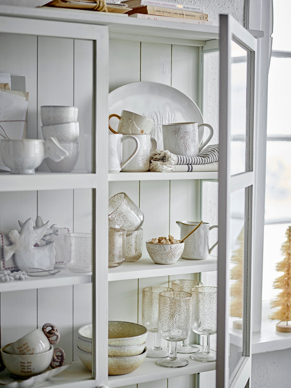 Winter Tasse, Natur, Steingut in Natur präsentiert im Onlineshop von KAQTU Design AG. Tasse ist von Bloomingville