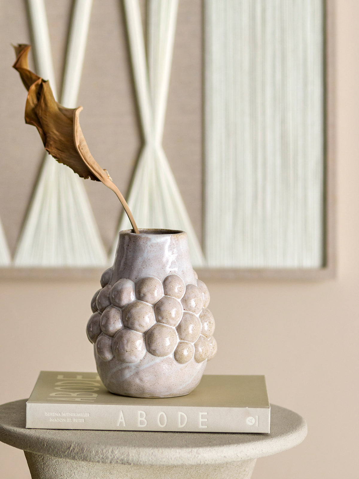 Weisse Poldor Vase aus Steingut von Bloomingville mit glänzender Glasur, schlichte runde Form, D15 x H19 cm, auf neutralem Hintergrund.