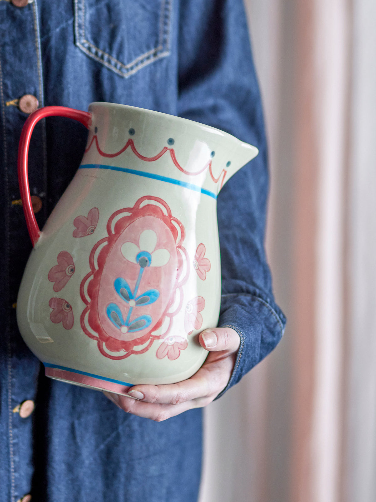 Weisser Wasserkrug aus Steingut mit Blumenmotiv in Pink und Blau, rosa Griff, handdekoriert, Modell Odina von Bloomingville