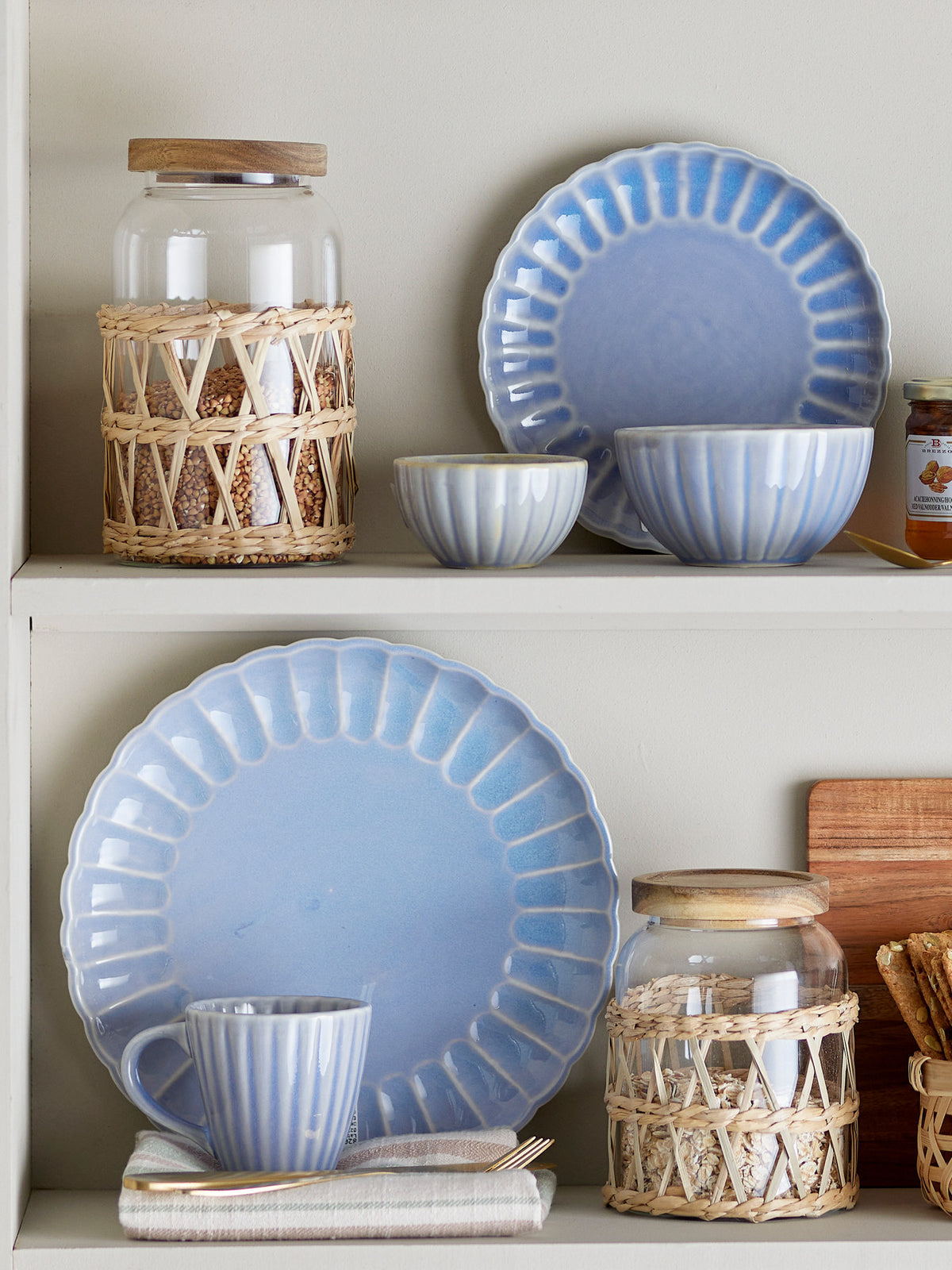Latina Teller, Blue, Steingut in Blau präsentiert im Onlineshop von KAQTU Design AG. Teller ist von Bloomingville