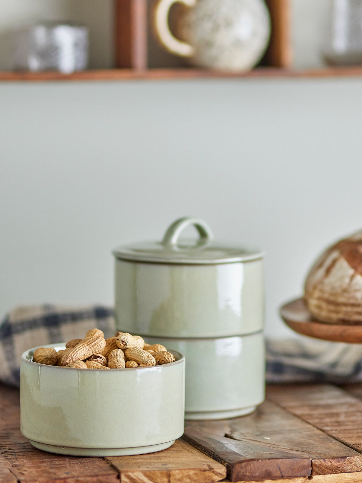 Ebba Gefäss mit Deckel, Grün, Steingut in Grün präsentiert im Onlineshop von KAQTU Design AG. Wasserkrüge ist von Creative Collection