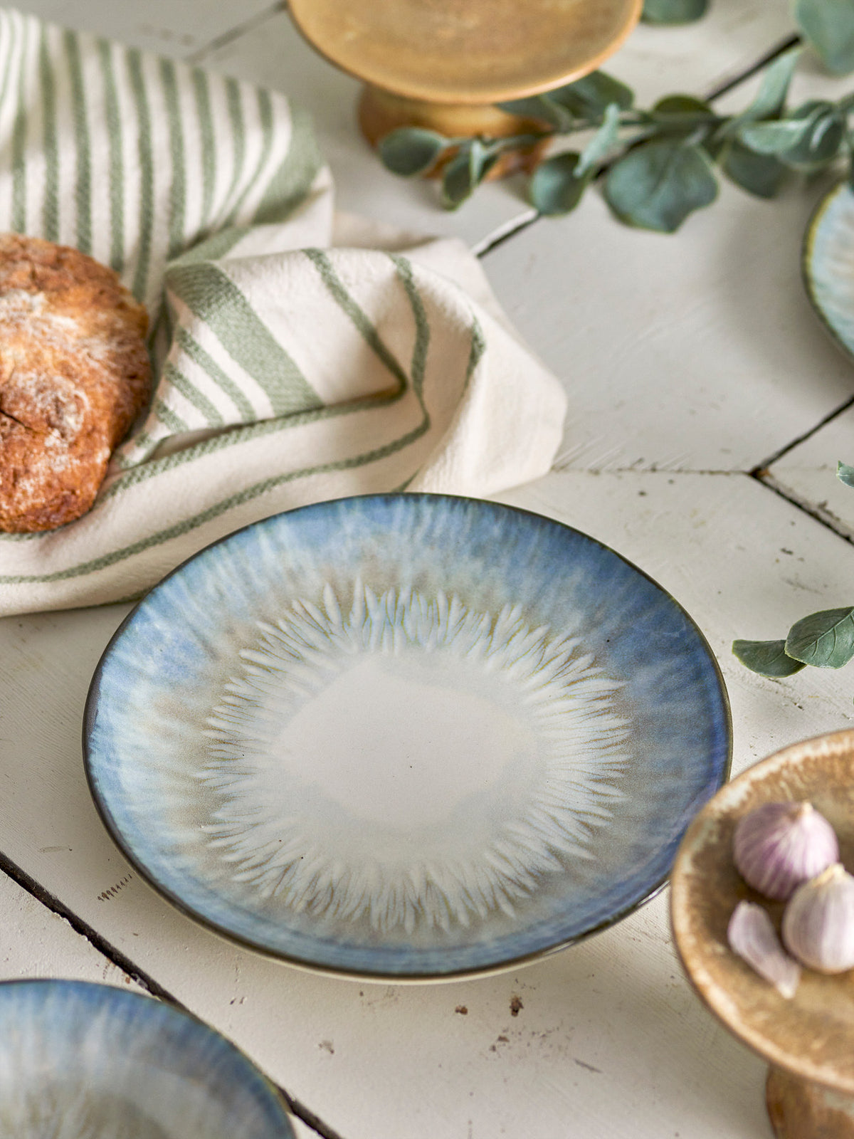 Calen Teller, Blue, Steingut in Blau präsentiert im Onlineshop von KAQTU Design AG. Teller ist von Bloomingville