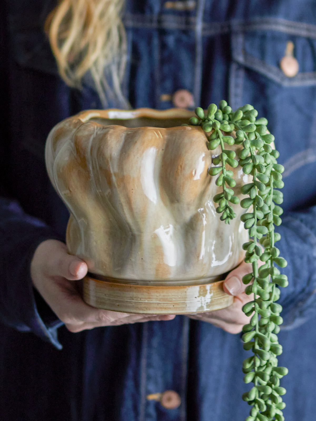 Beiger Blumentopf aus Steingut mit passender Untertasse, kürbisförmig mit senkrechten Rillen und gewelltem Rand, Serie Hollis von Bloomingville.