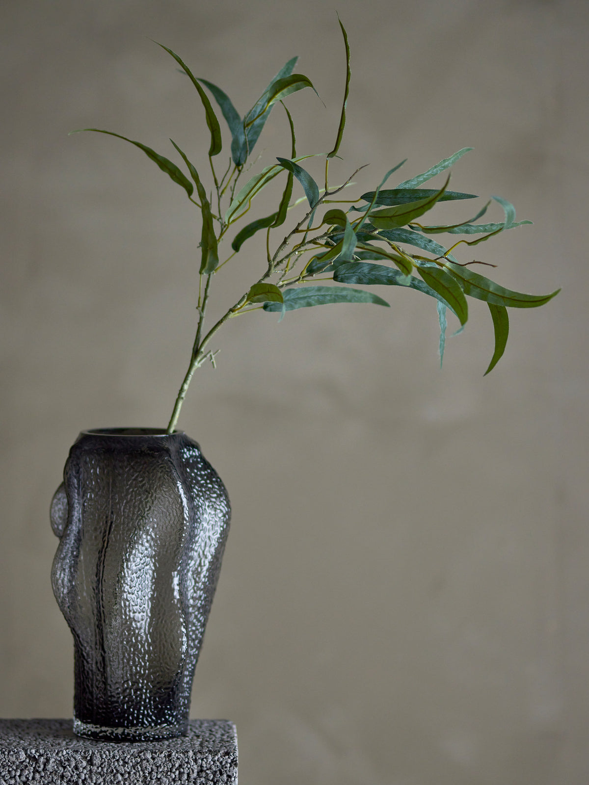 Eucalyptus Stiel, Grün, Künstliche Blumen in Grün präsentiert im Onlineshop von KAQTU Design AG. Kunstblume ist von Bloomingville