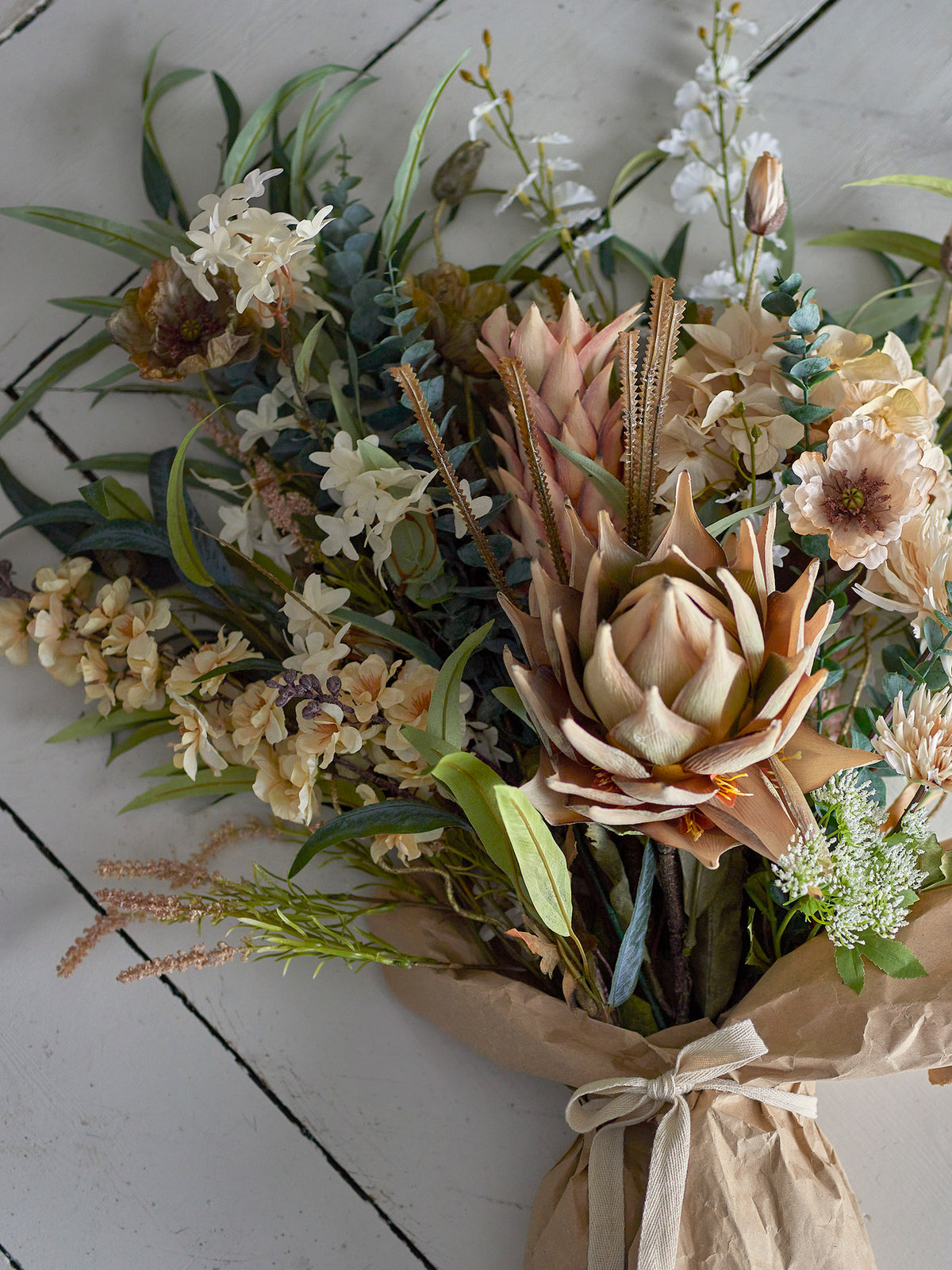 Kunstblume Hydrangea Stiel in Beige von Bloomingville, lebensechte Blüte aus PE, Eisen und Polyester, 65 cm hoch, einzeln stehend fotografiert.