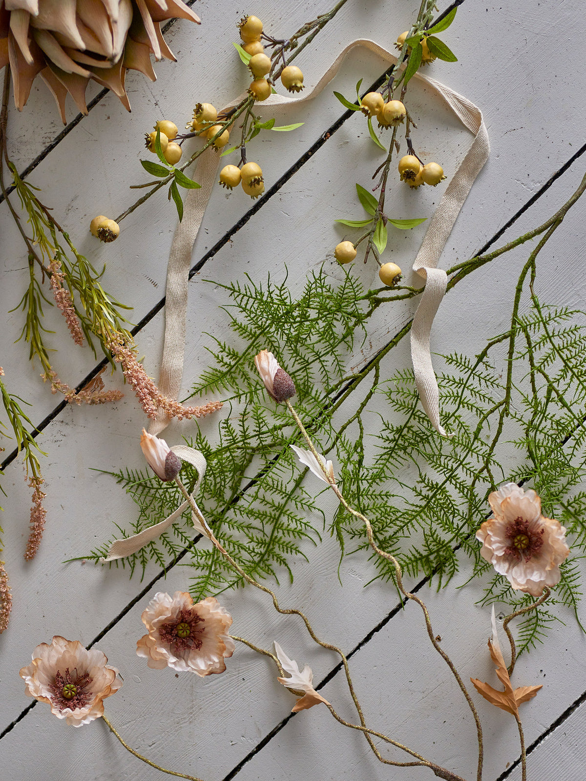 Kunstblume Poppy Stiel von Bloomingville in Beige, Material PE, Eisen und Polyester, mit geschwungenem Stiel und mohnblumenartiger Blütenform.