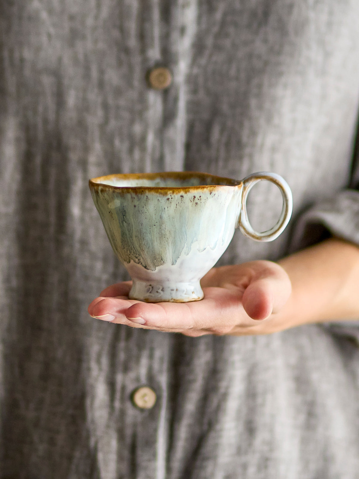 Imogen Tasse, Grün, Steingut in Grün präsentiert im Onlineshop von KAQTU Design AG. Tasse ist von Bloomingville