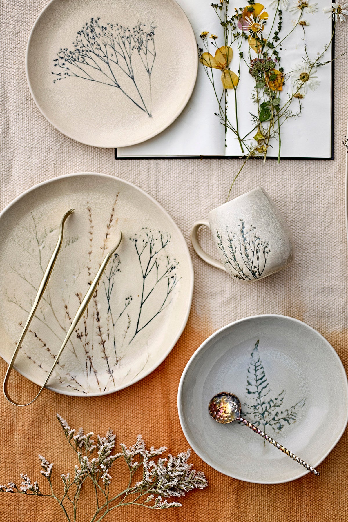 Weisser tiefer Teller aus Steingut der Serie Bea von Bloomingville mit Krakeleeglasur und handgestempeltem Blumenmuster, als 4er-Set.