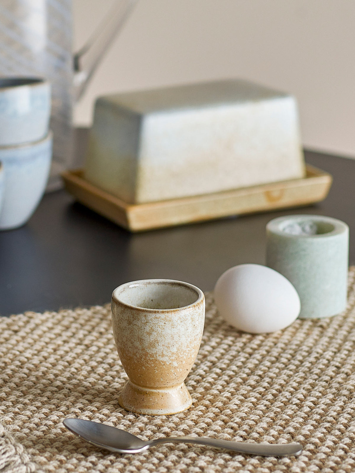 Beiger Eierbecher aus Steingut mit gesprenkelter, reaktiver Glasur und weich geformter Silhouette, Paula Serie von Bloomingville