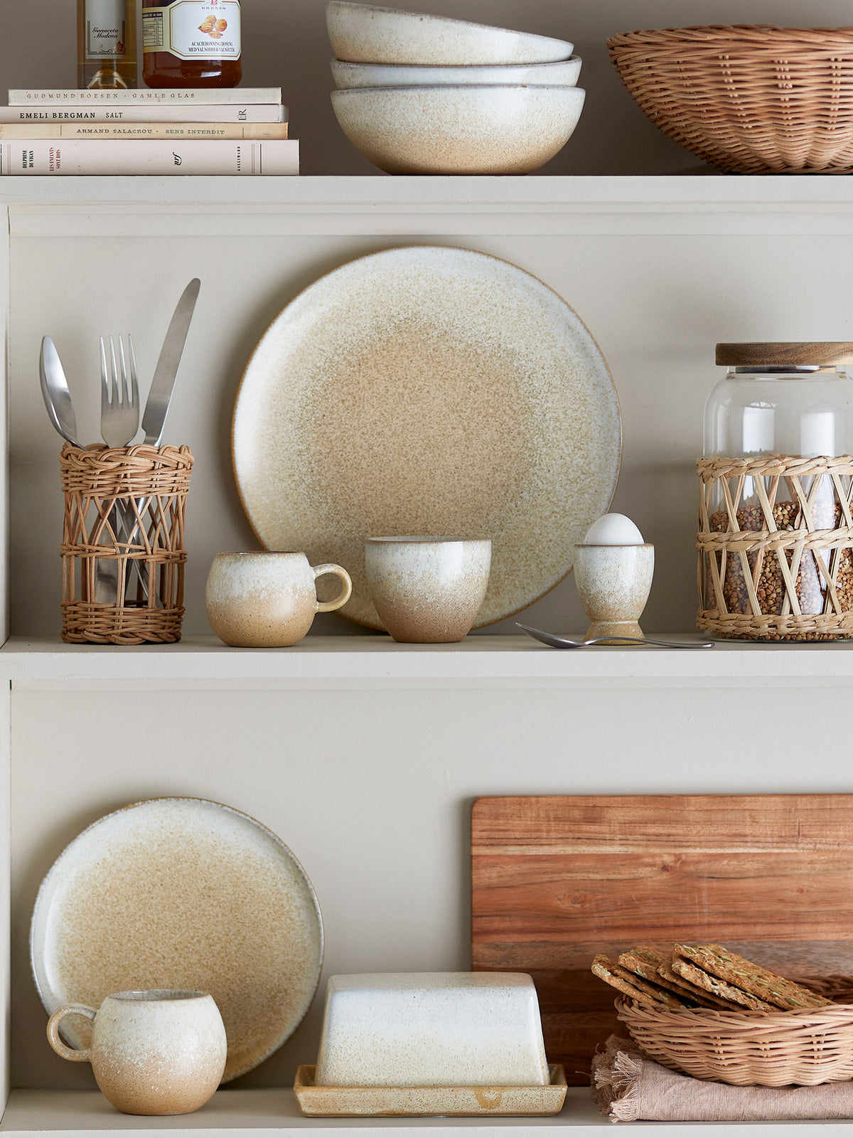 Beiger Eierbecher aus Steingut mit gesprenkelter, reaktiver Glasur und weich geformter Silhouette, Paula Serie von Bloomingville